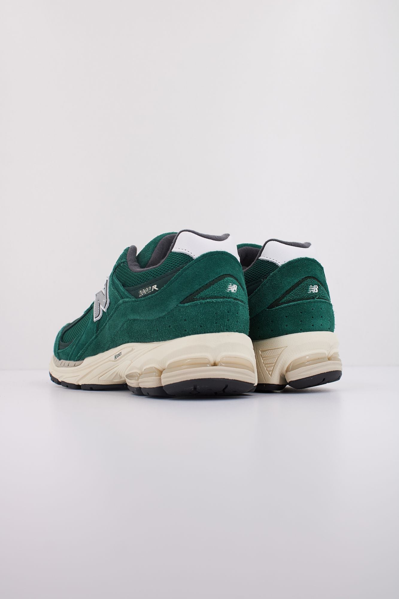 NEW BALANCE M2002  en color VERDE (4)