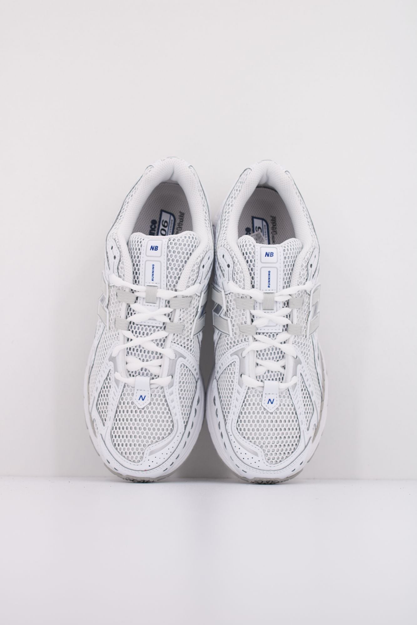 NEW BALANCE U1906  en color BLANCO (3)