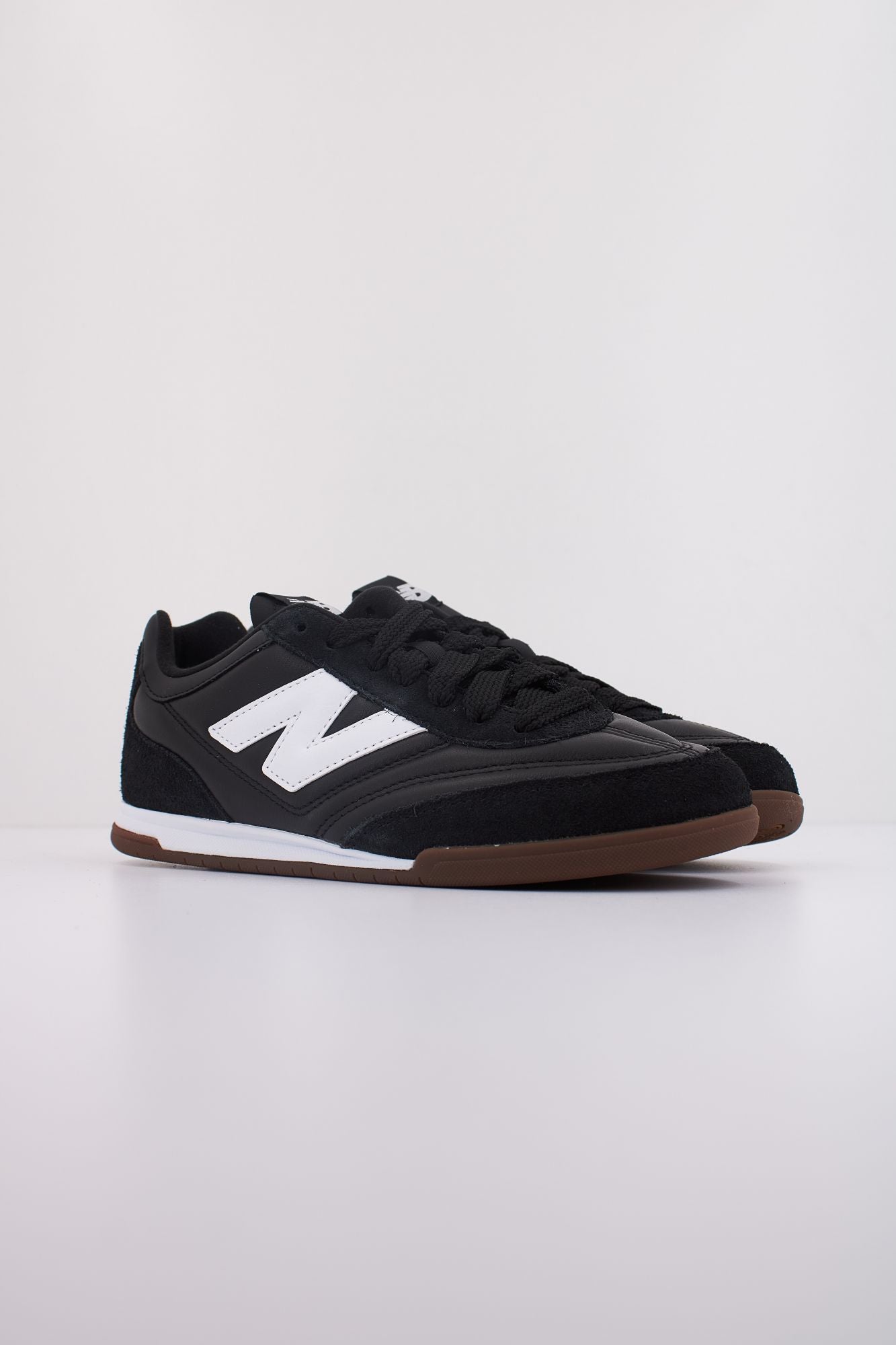 NEW BALANCE URC42  en color NEGRO (2)