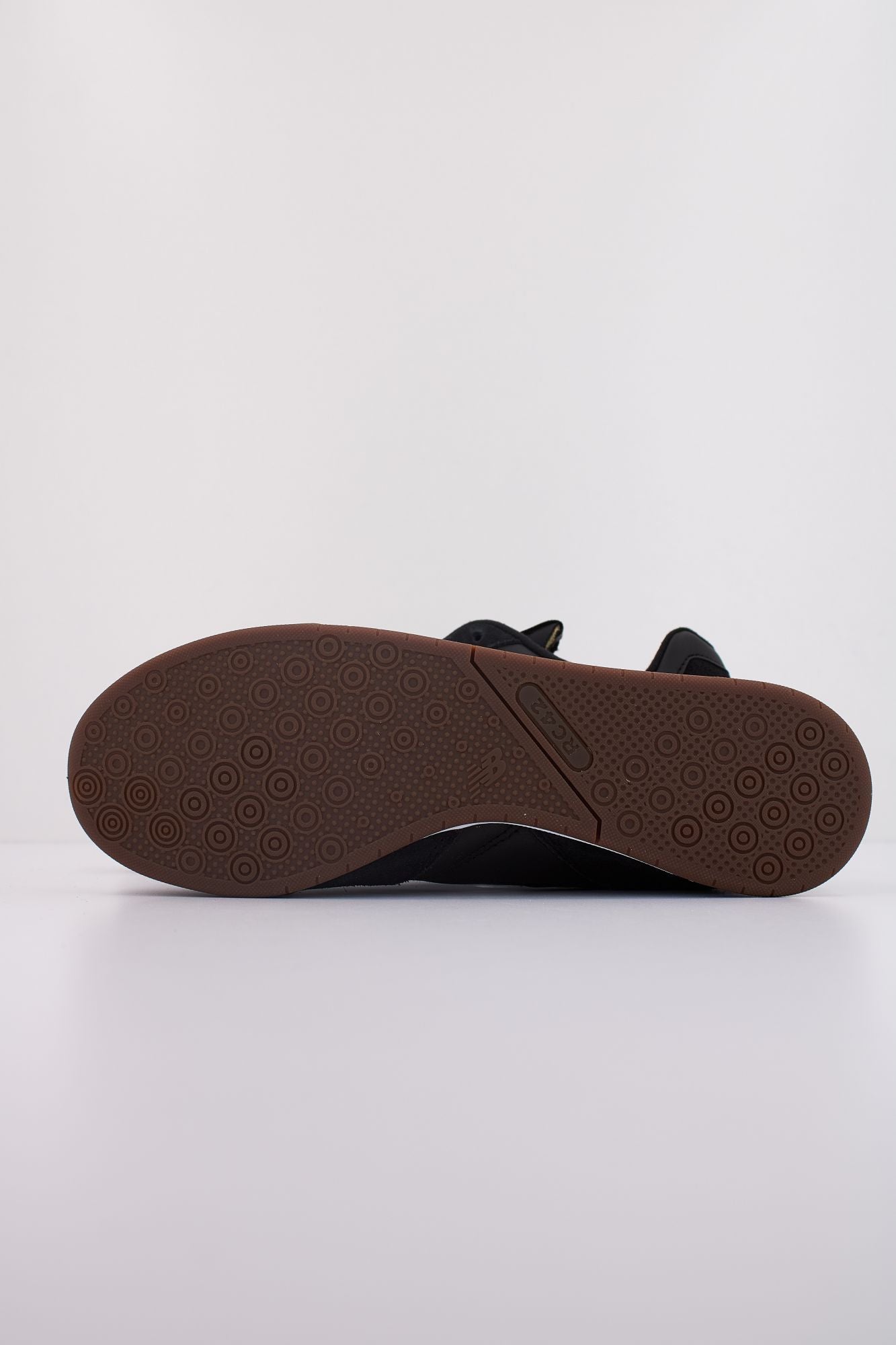 NEW BALANCE URC42  en color NEGRO (5)
