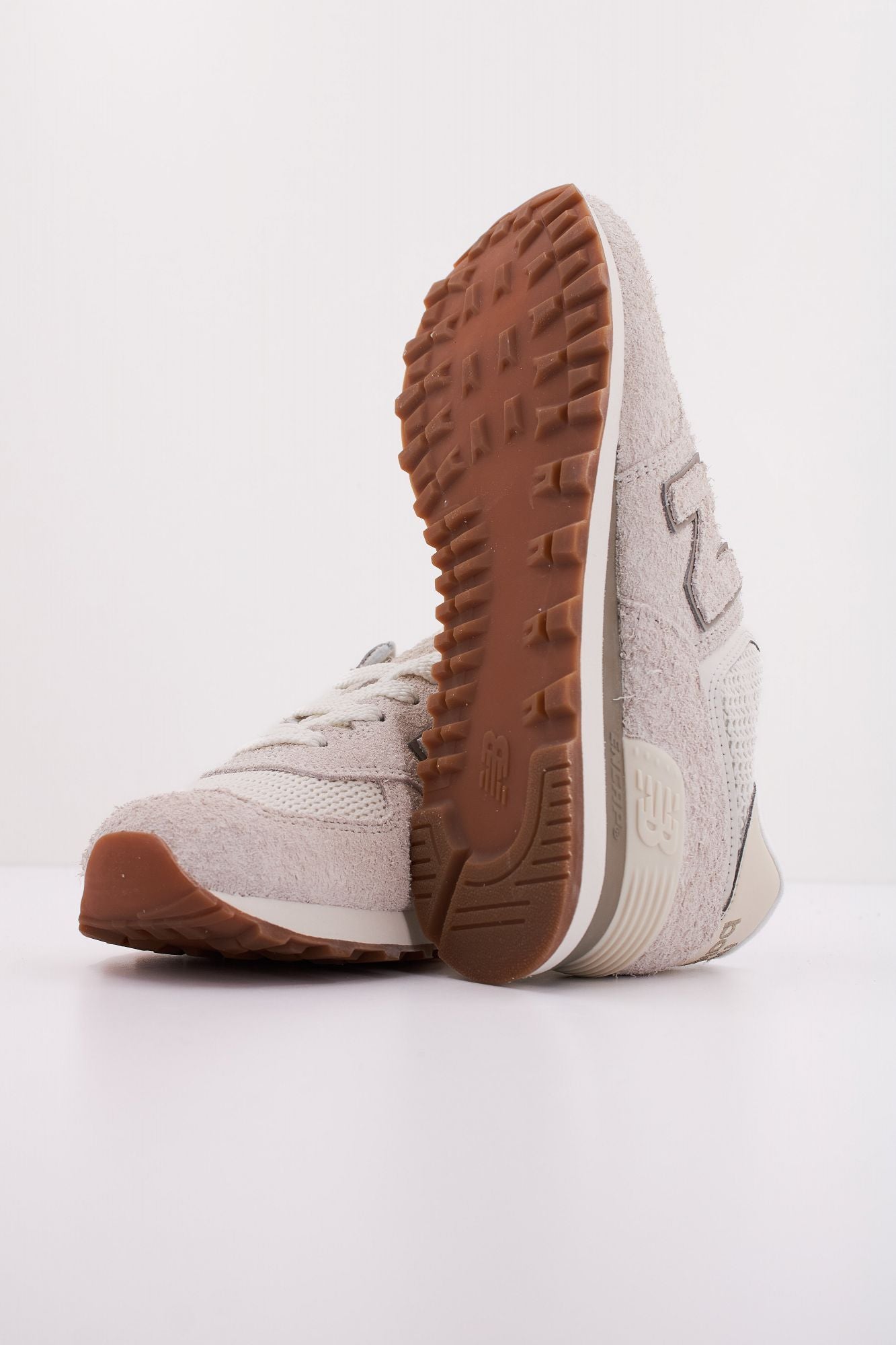 NEW BALANCE WL574  en color BEIS (5)
