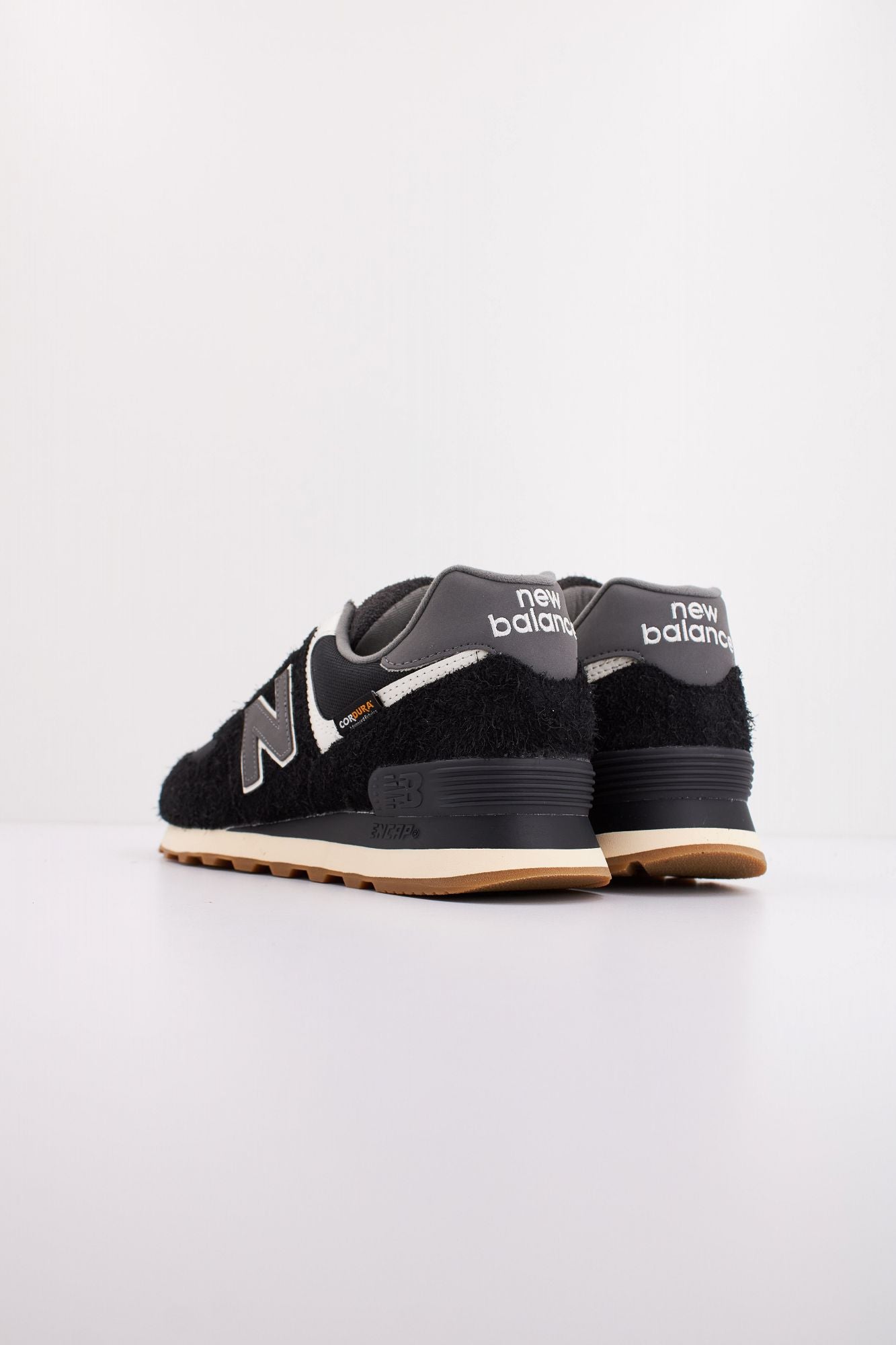 NEW BALANCE U574 RUS  en color NEGRO (4)