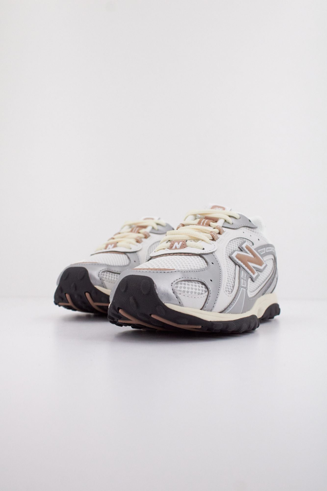 NEW BALANCE U204L SWA en color PLATA (2)