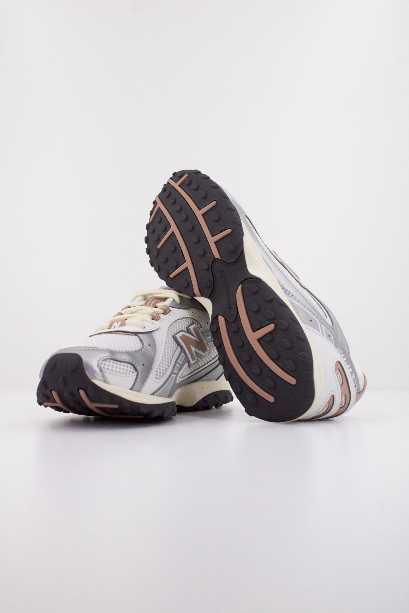 NEW BALANCE U204L SWA en color PLATA (5)