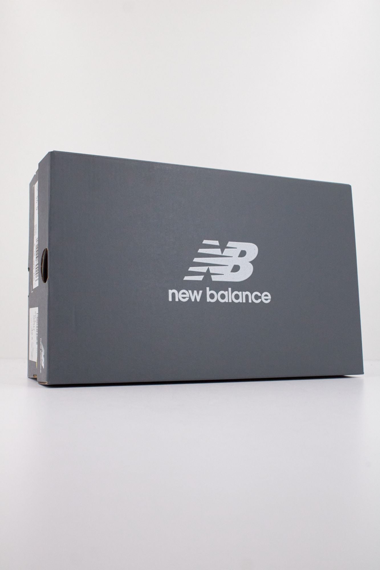 NEW BALANCE U204L SWA en color PLATA (6)