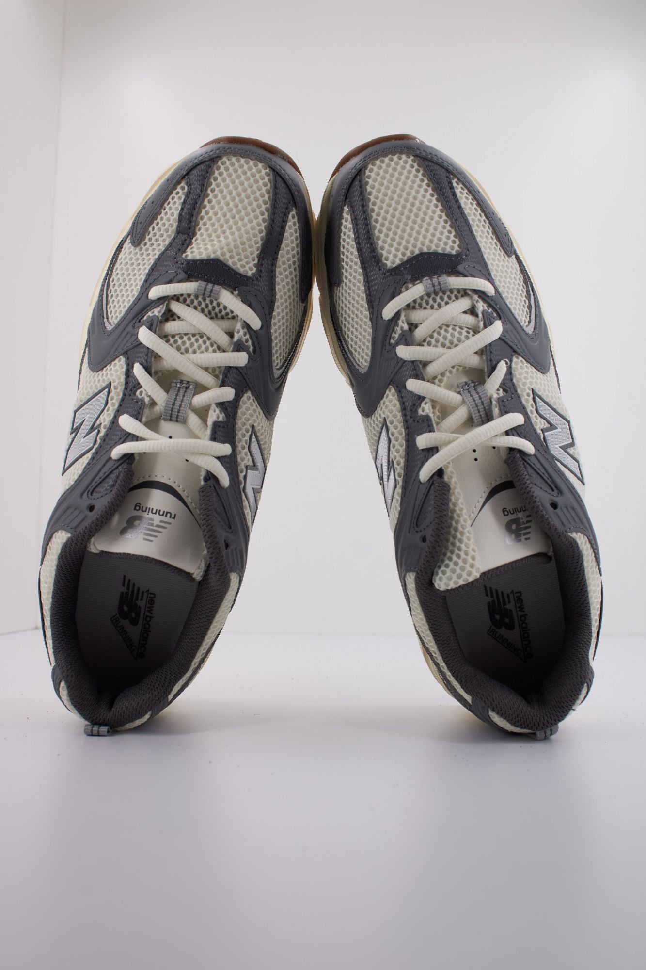 NEW BALANCE MR530  en color GRIS (3)