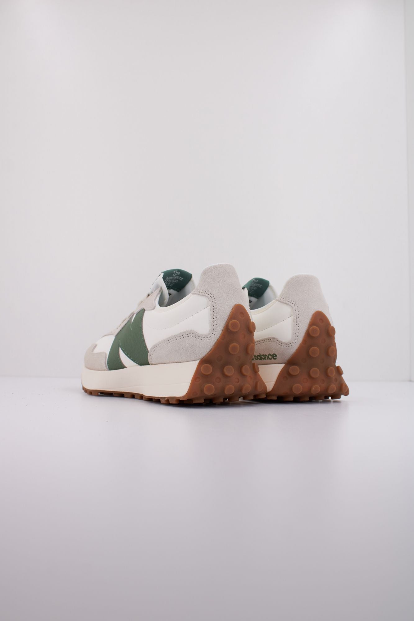 NEW BALANCE U327 en color BLANCO (4)