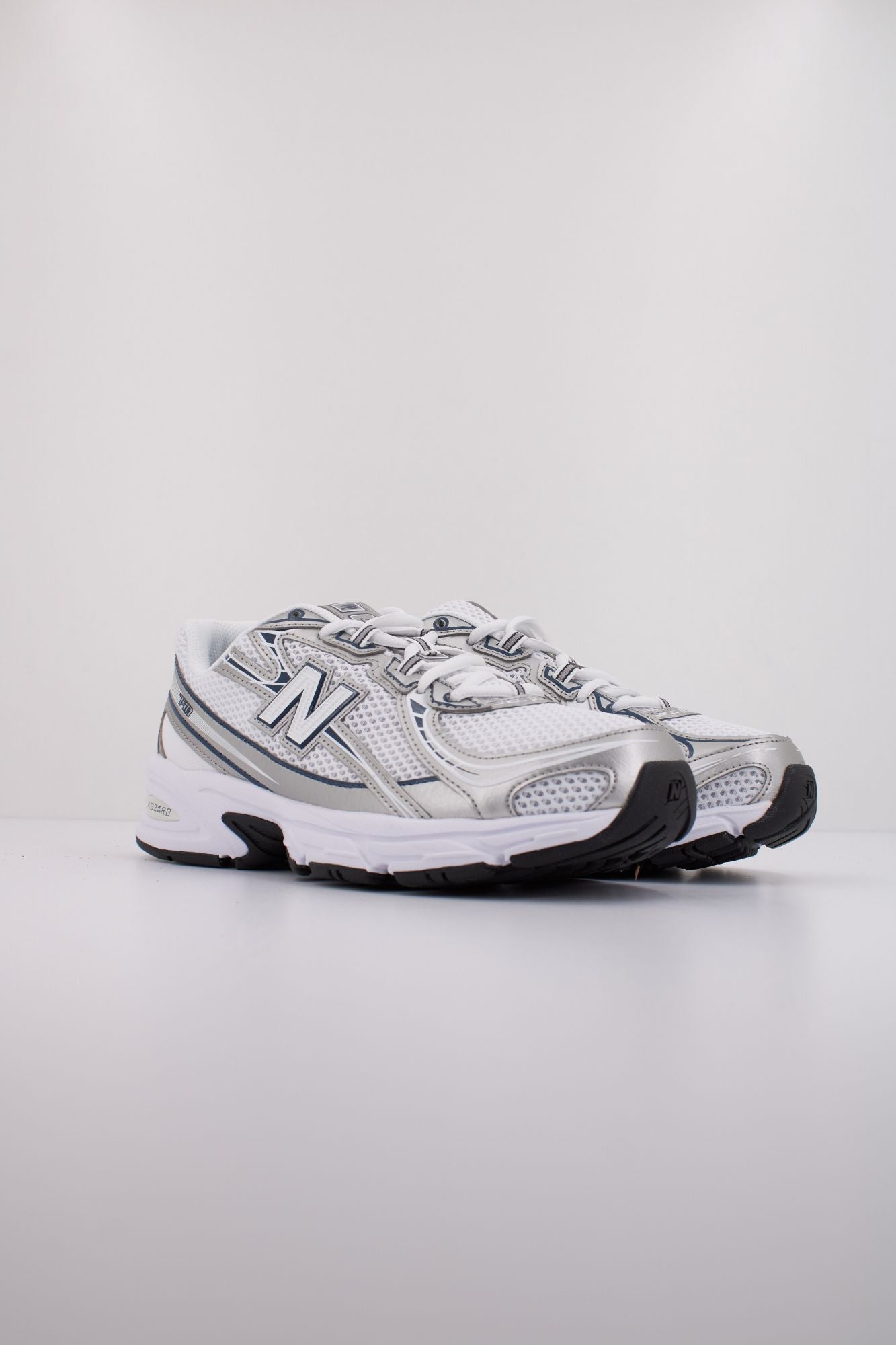 NEW BALANCE U740 en color BLANCO (2)