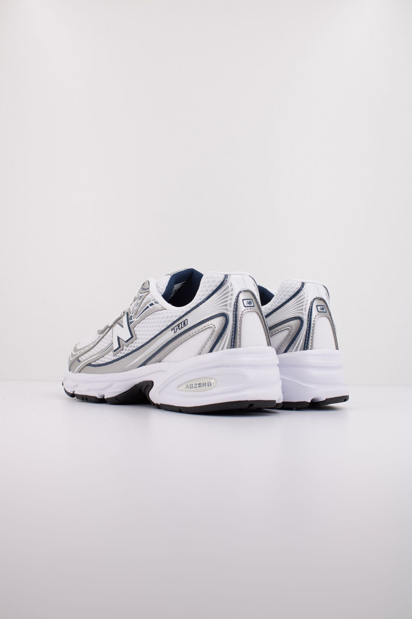 NEW BALANCE U740 en color BLANCO (4)