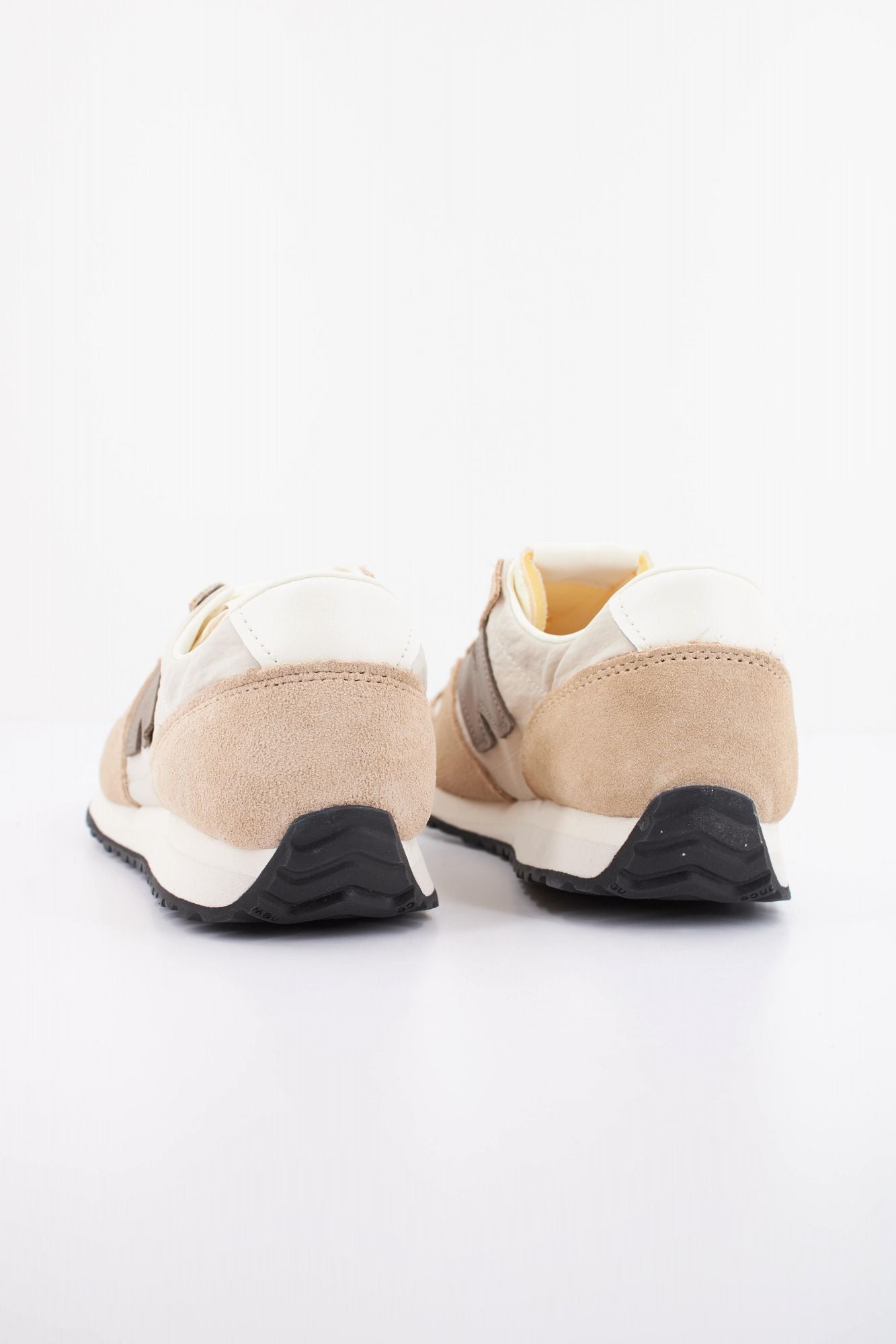 NEW BALANCE U471 AI  en color MARRON (4)