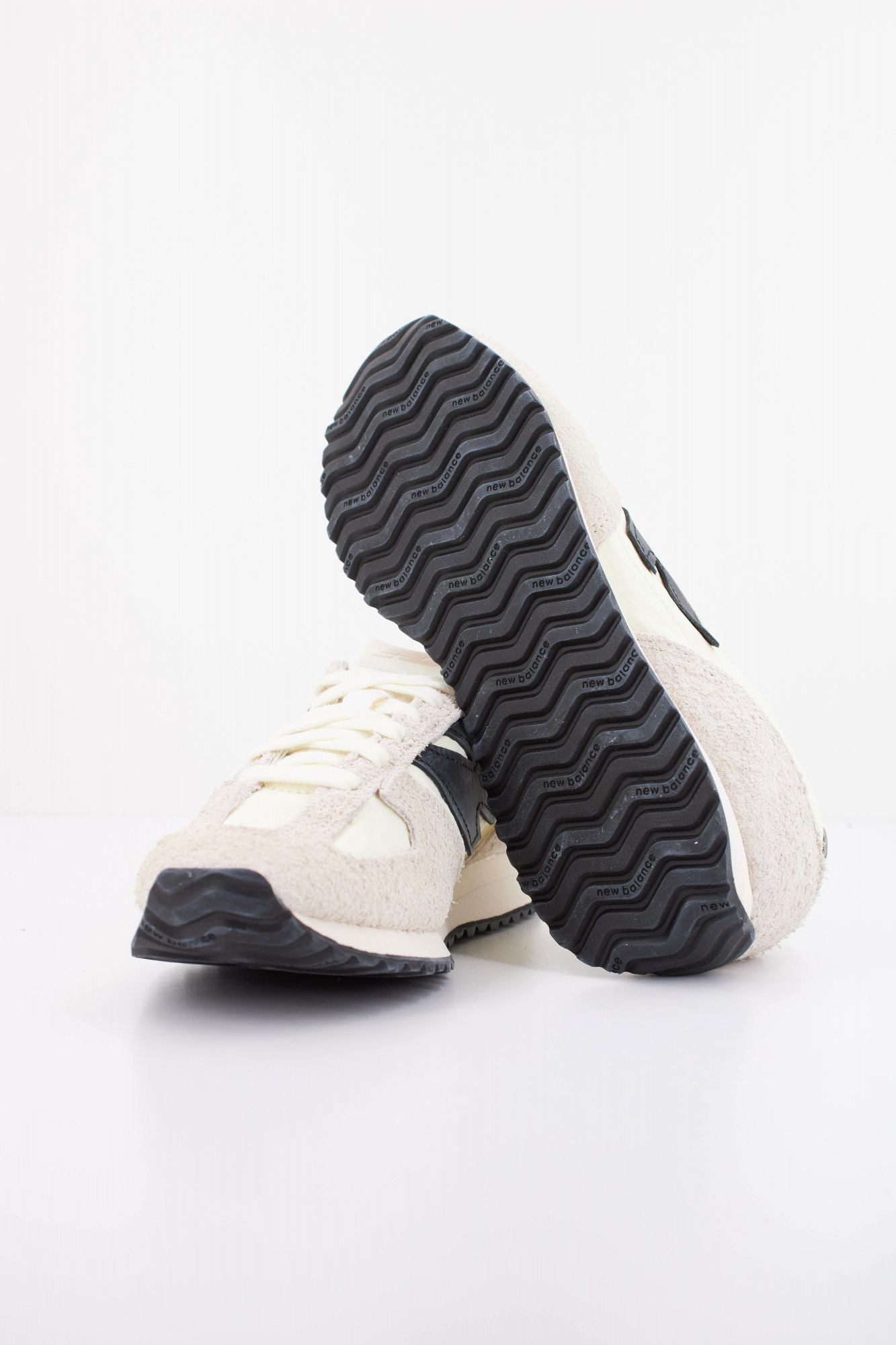 NEW BALANCE U471 AM  en color BEIS (5)