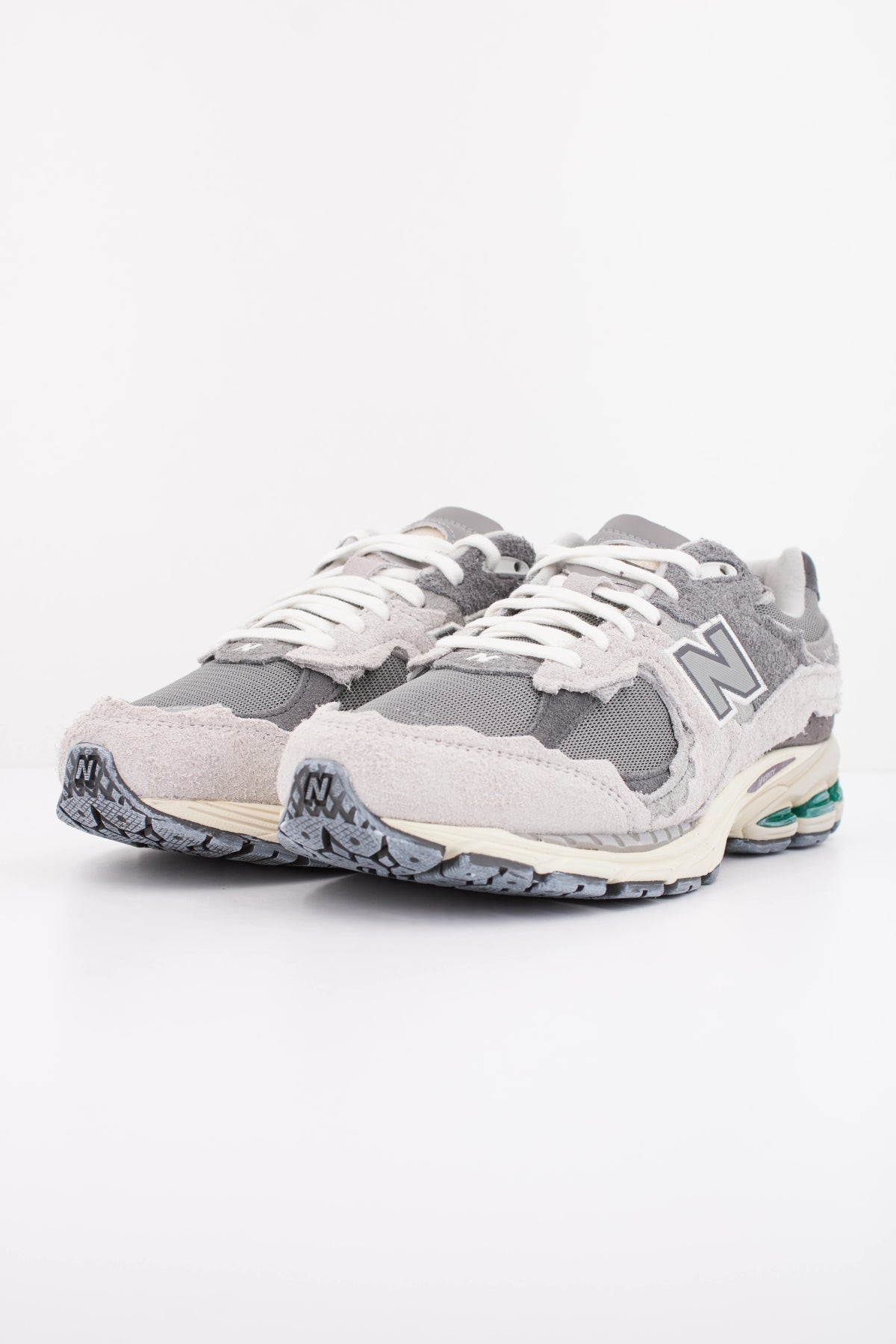 NEW BALANCE M2002  en color GRIS (2)