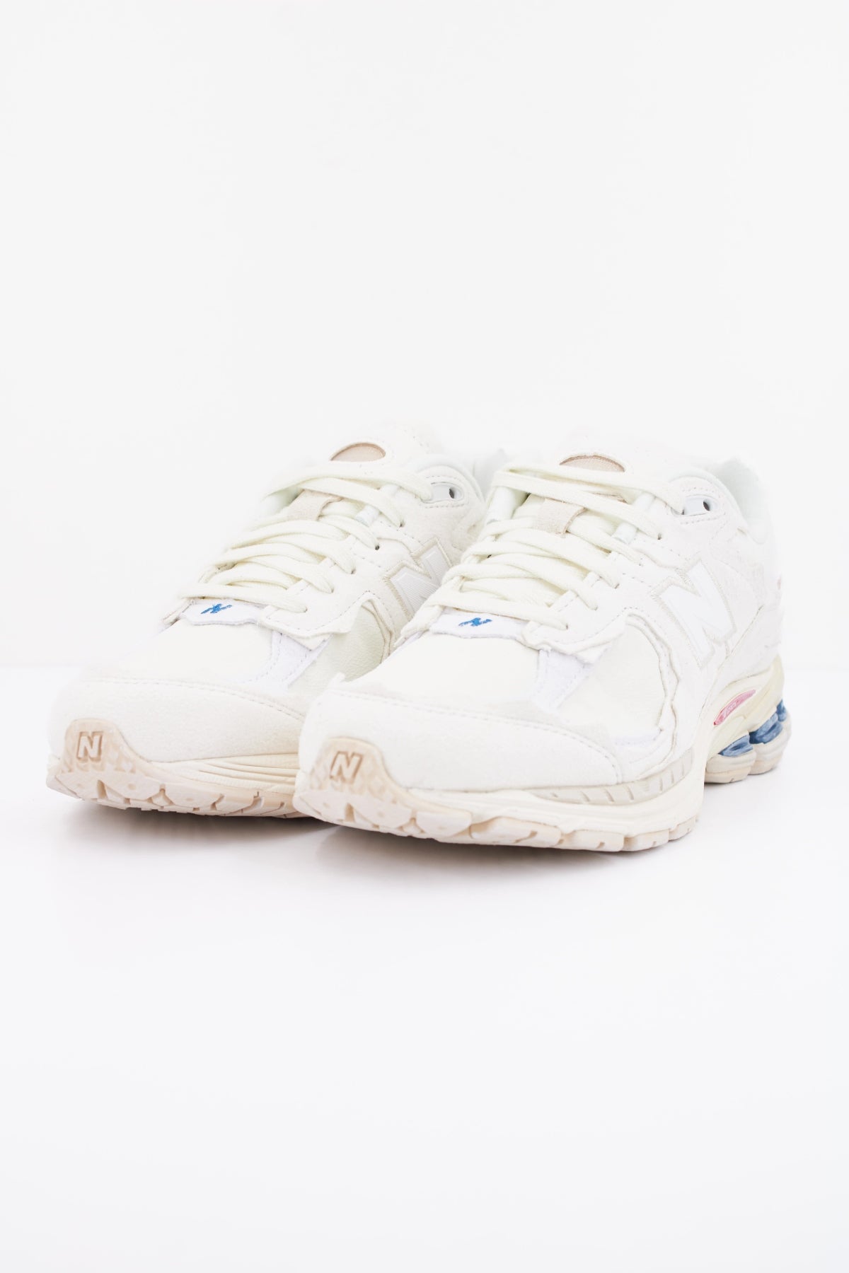 NEW BALANCE M2002 en color BLANCO (2)