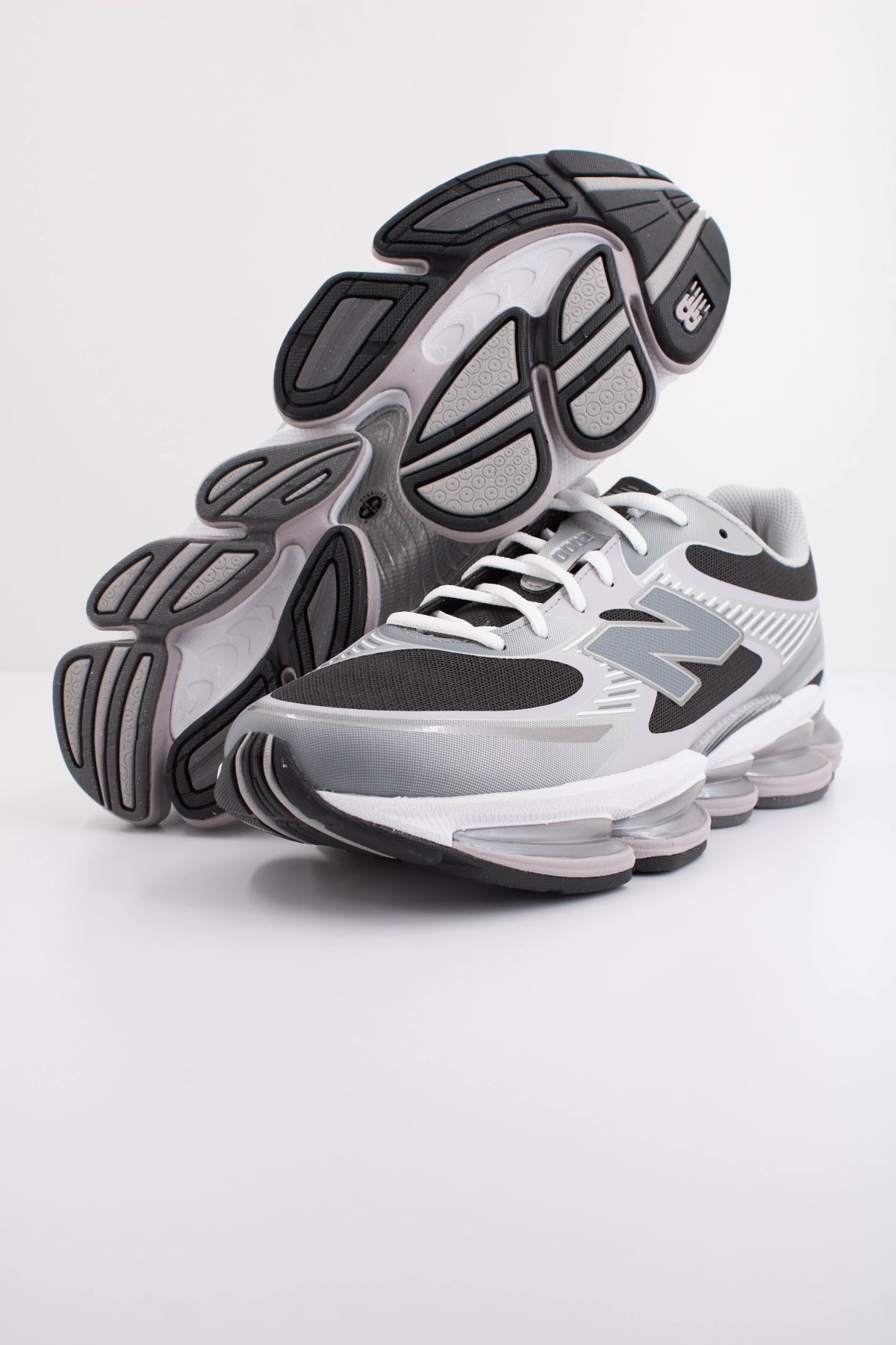 NEW BALANCE U20003 OZ en color PLATA (5)
