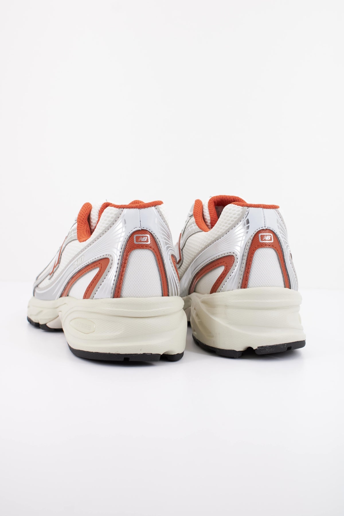 NEW BALANCE U740  en color BLANCO (4)