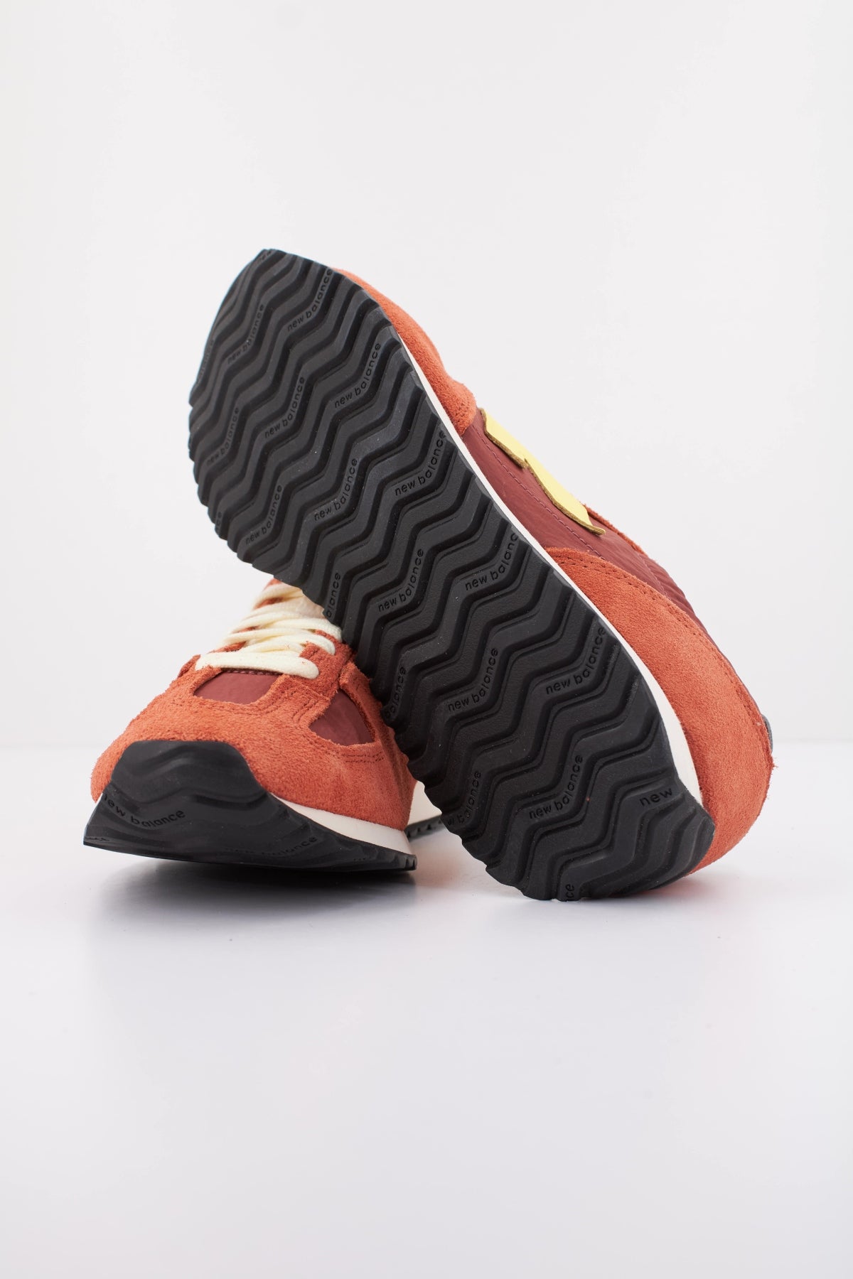 NEW BALANCE U471  en color ROJO (5)