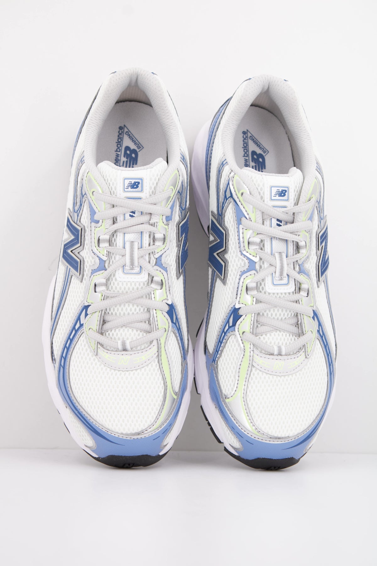 NEW BALANCE U740  en color BLANCO (3)