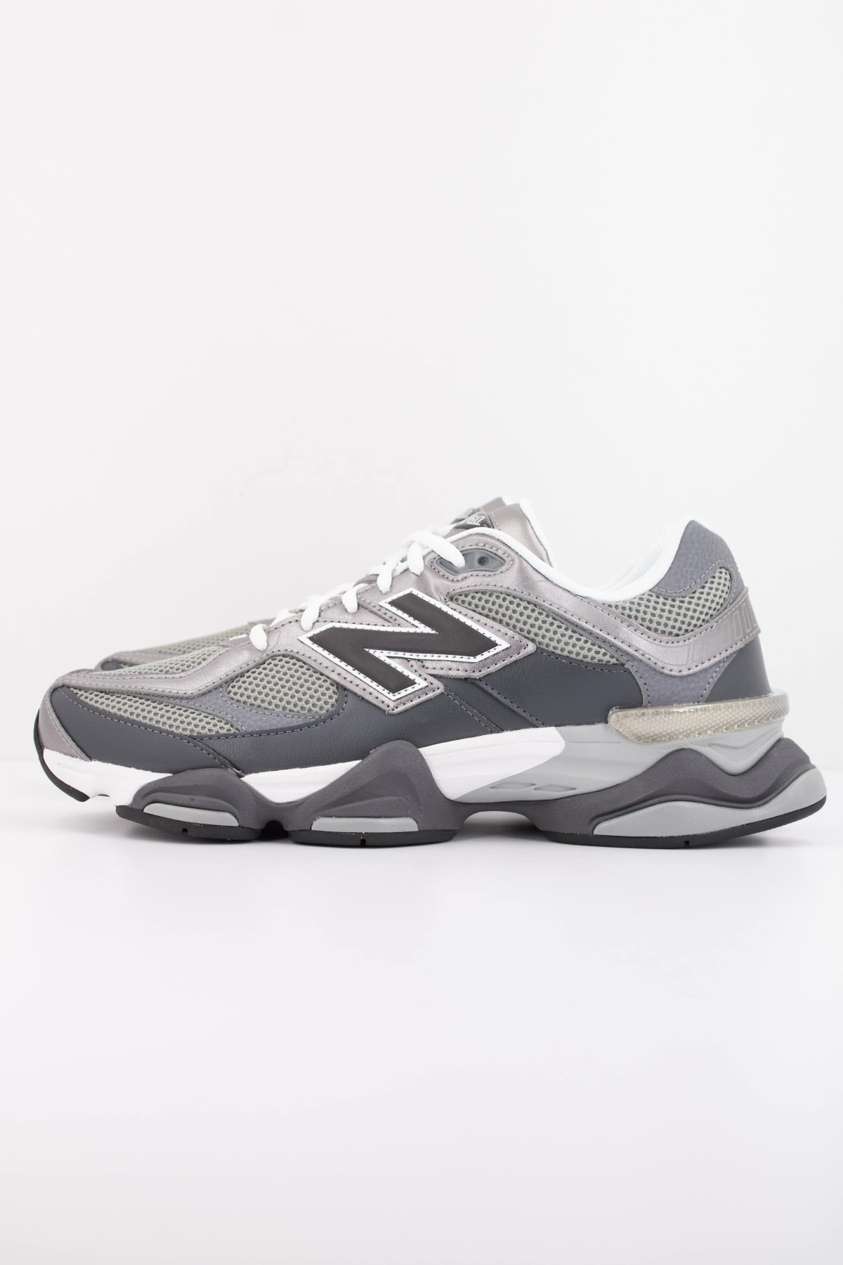 NEW BALANCE U9060  en color GRIS (1)