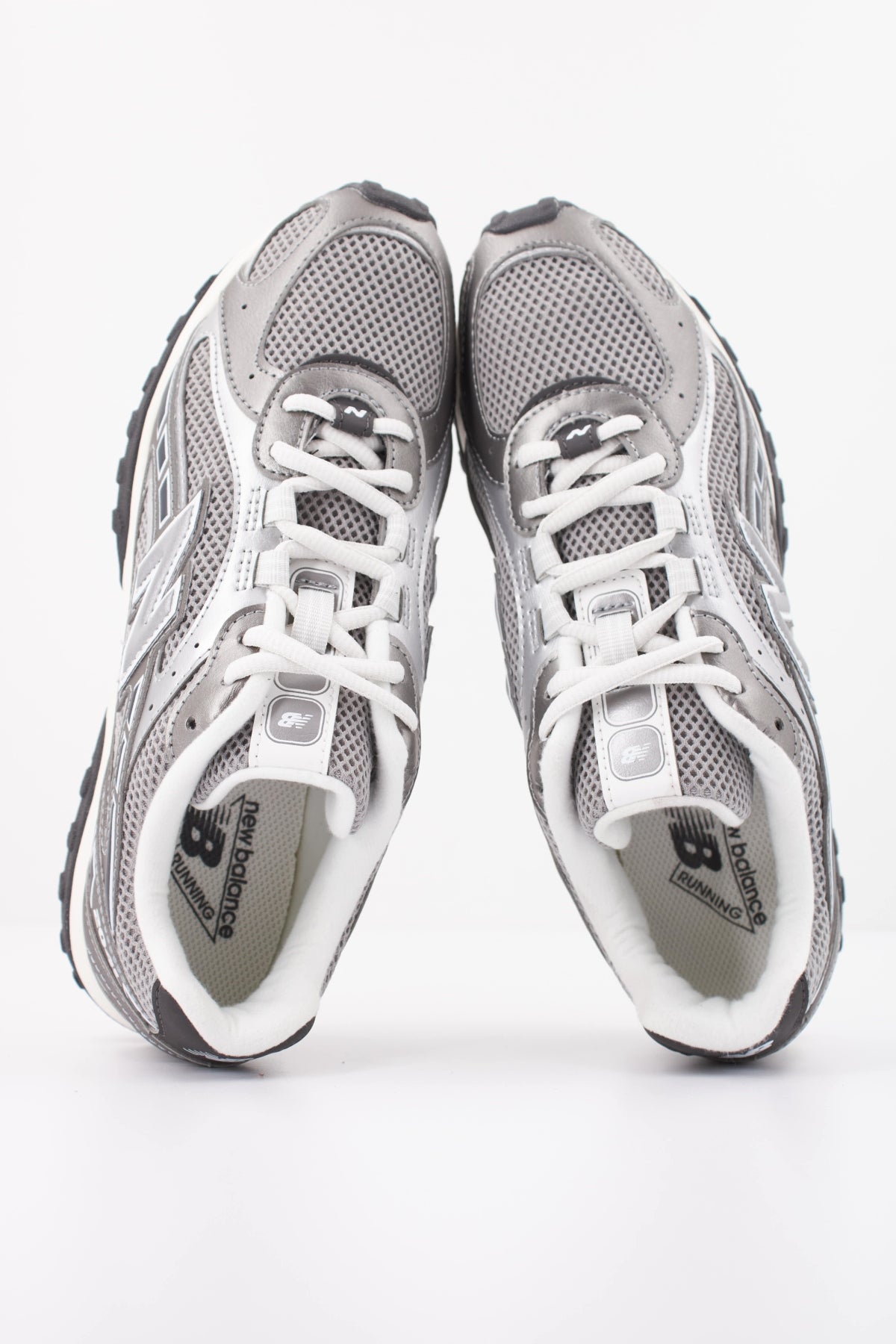 NEW BALANCE U204L en color PLATA (3)