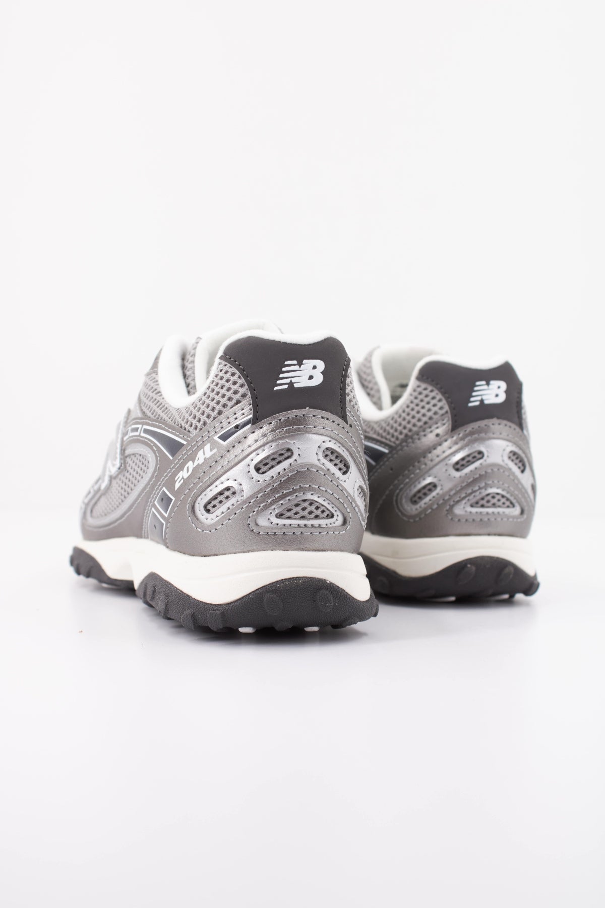 NEW BALANCE U204L en color PLATA (4)