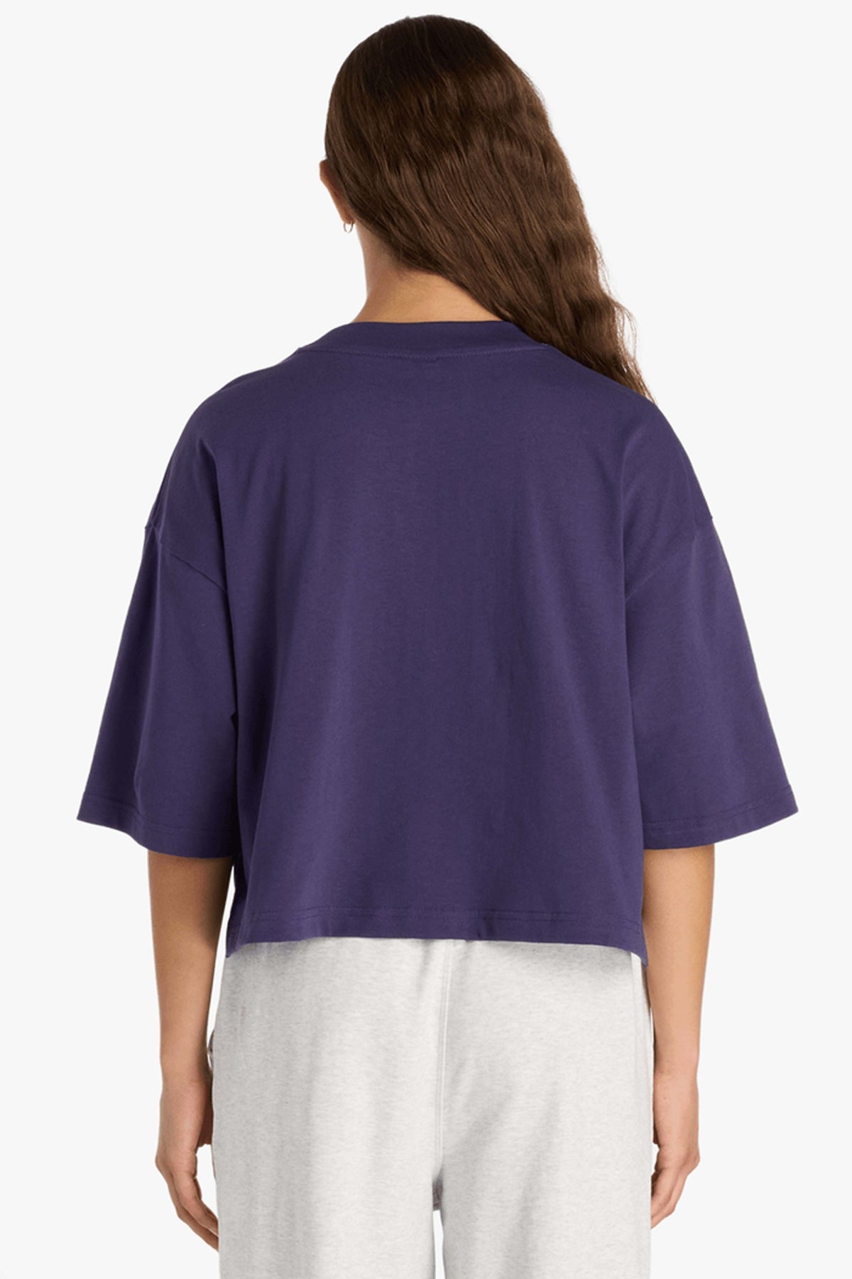 NEW BALANCE  ATHLETICS PREMIUM TSHIRT  en color VIOLETA (2)