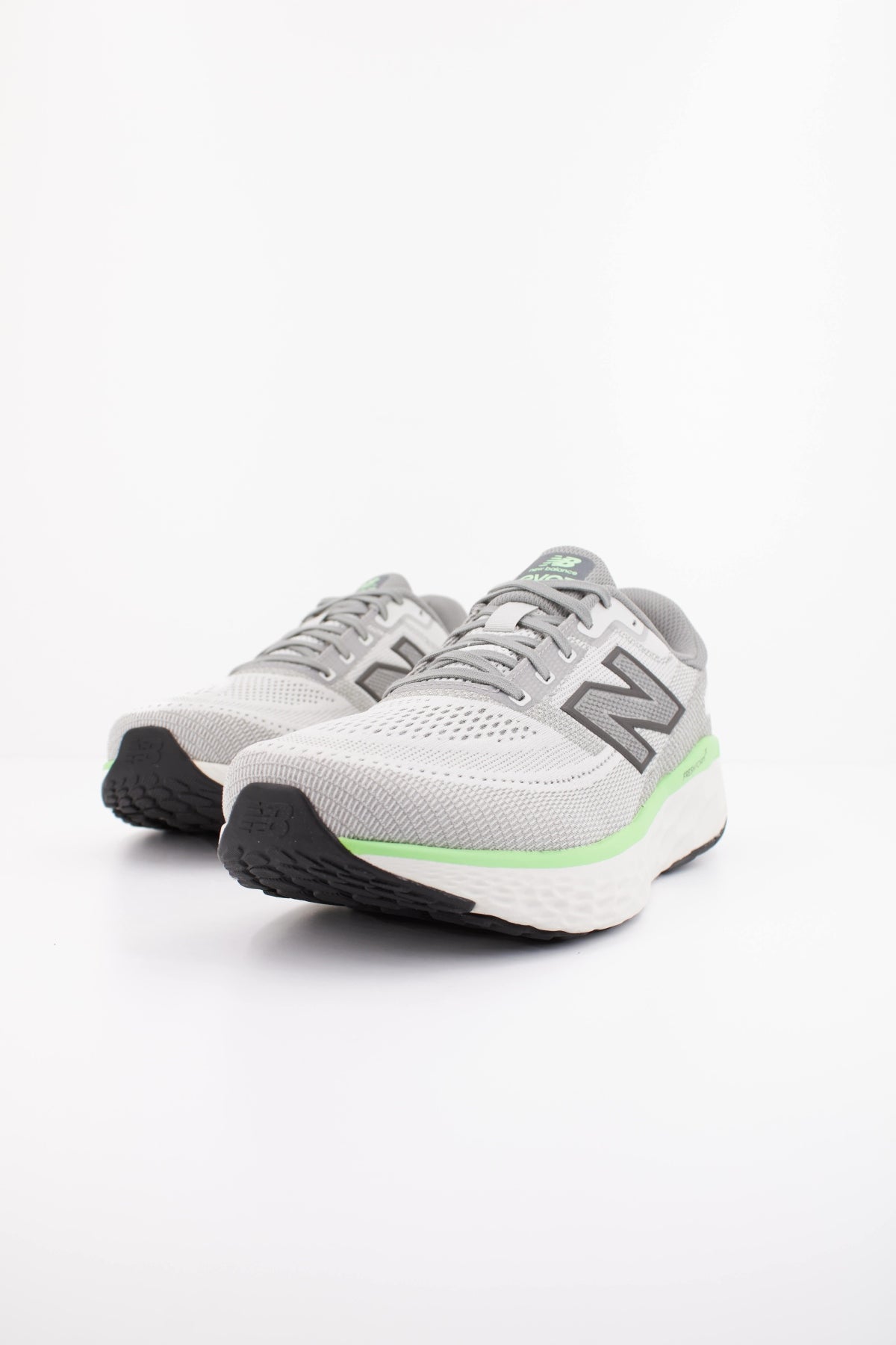 NEW BALANCE MEVOZ LG4 en color GRIS (2)