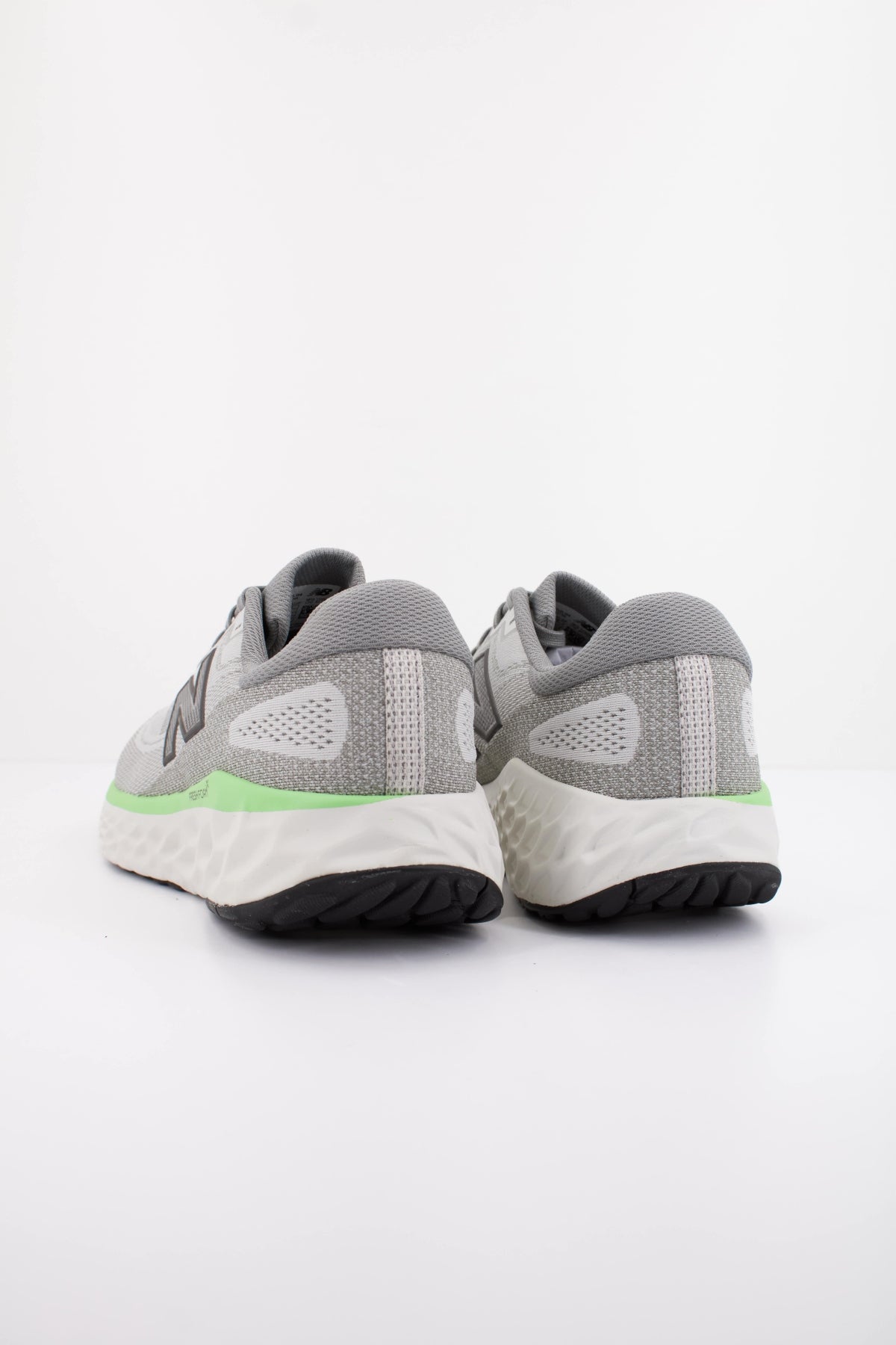 NEW BALANCE MEVOZ LG4 en color GRIS (4)