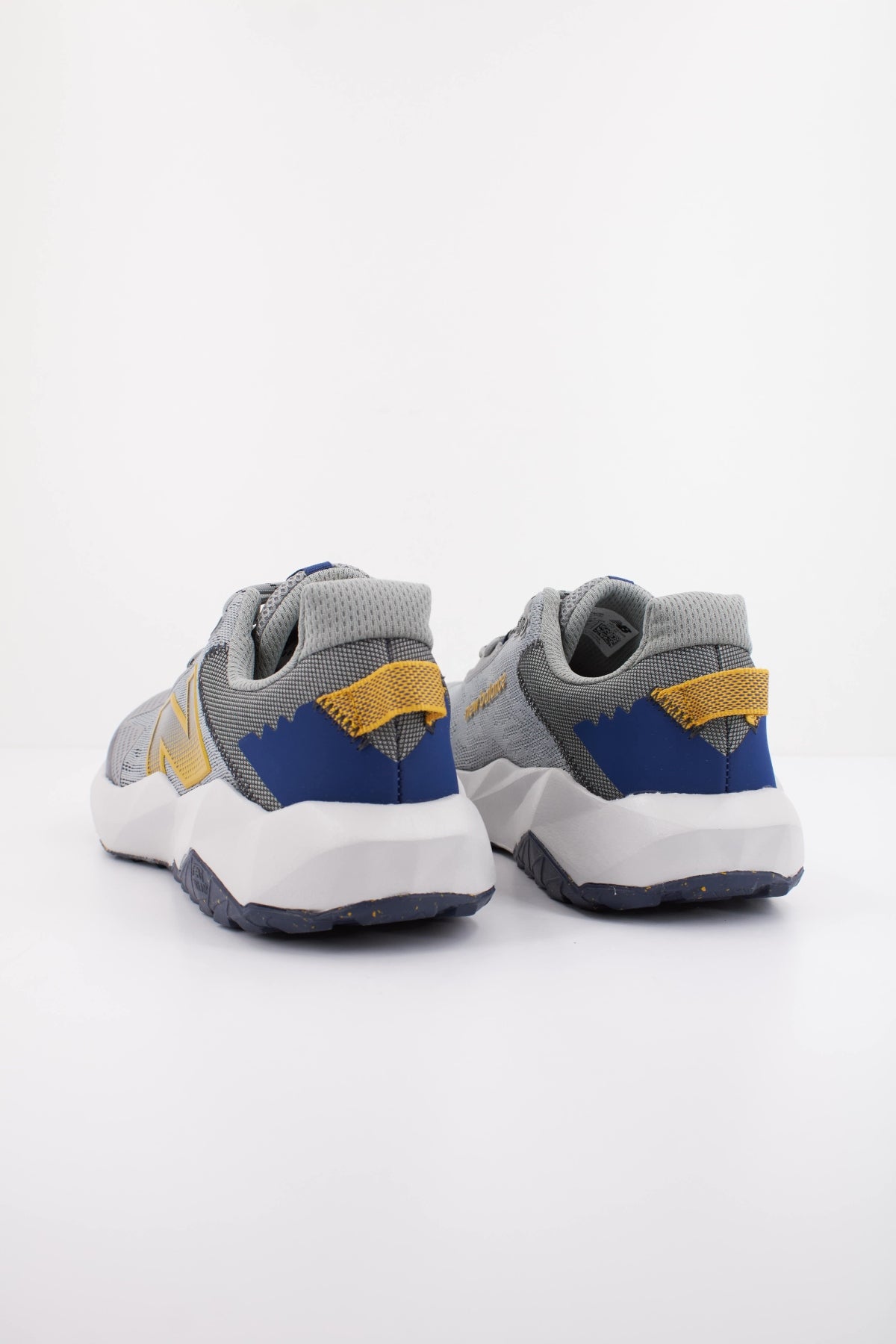 NEW BALANCE MTNTR CG6 en color GRIS (4)