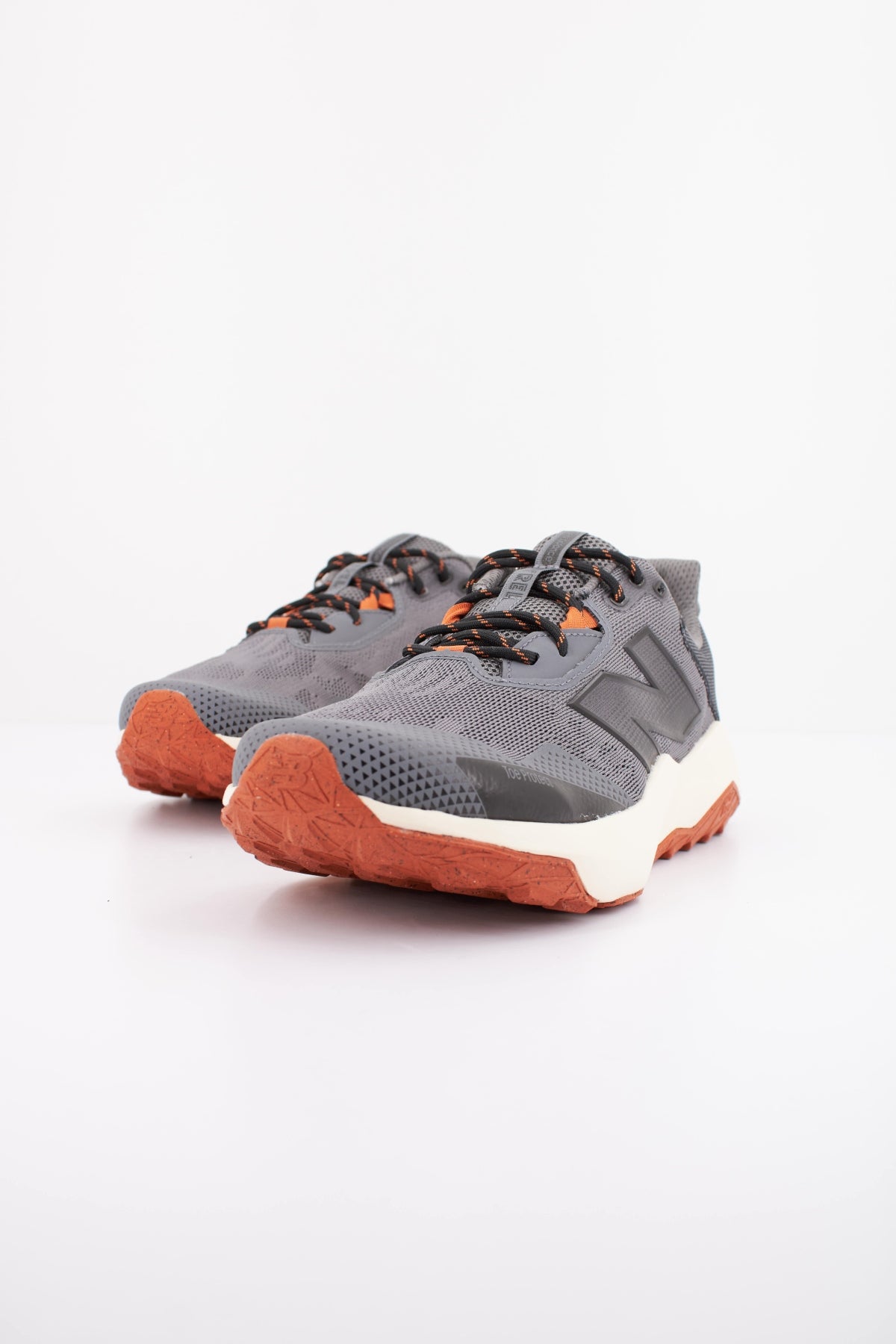 NEW BALANCE MTNTR CP6 en color GRIS (2)