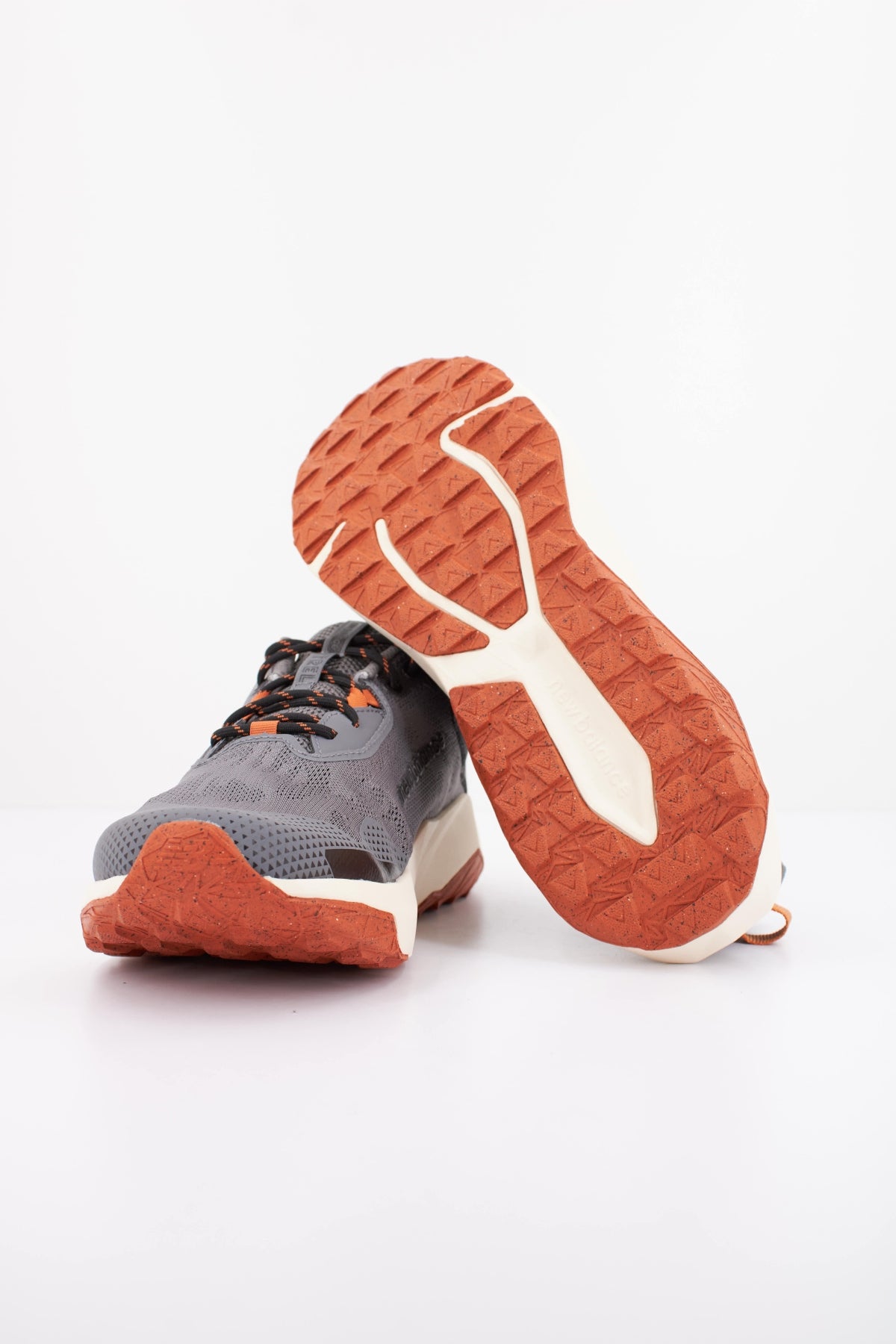NEW BALANCE MTNTR CP6 en color GRIS (5)