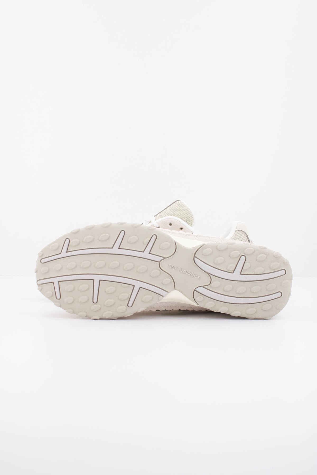 NEW BALANCE U204L 2SZ  en color BEIS (5)