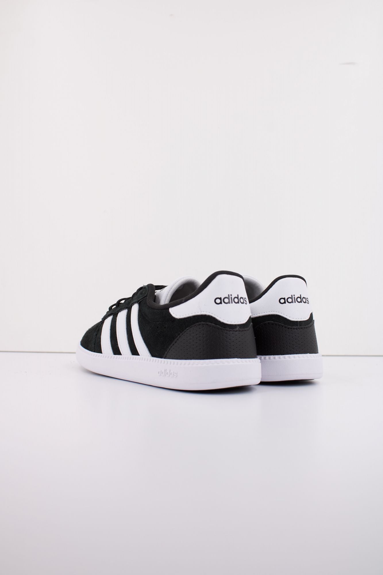 ADIDAS BREAKNET SLEEK en color NEGRO (4)