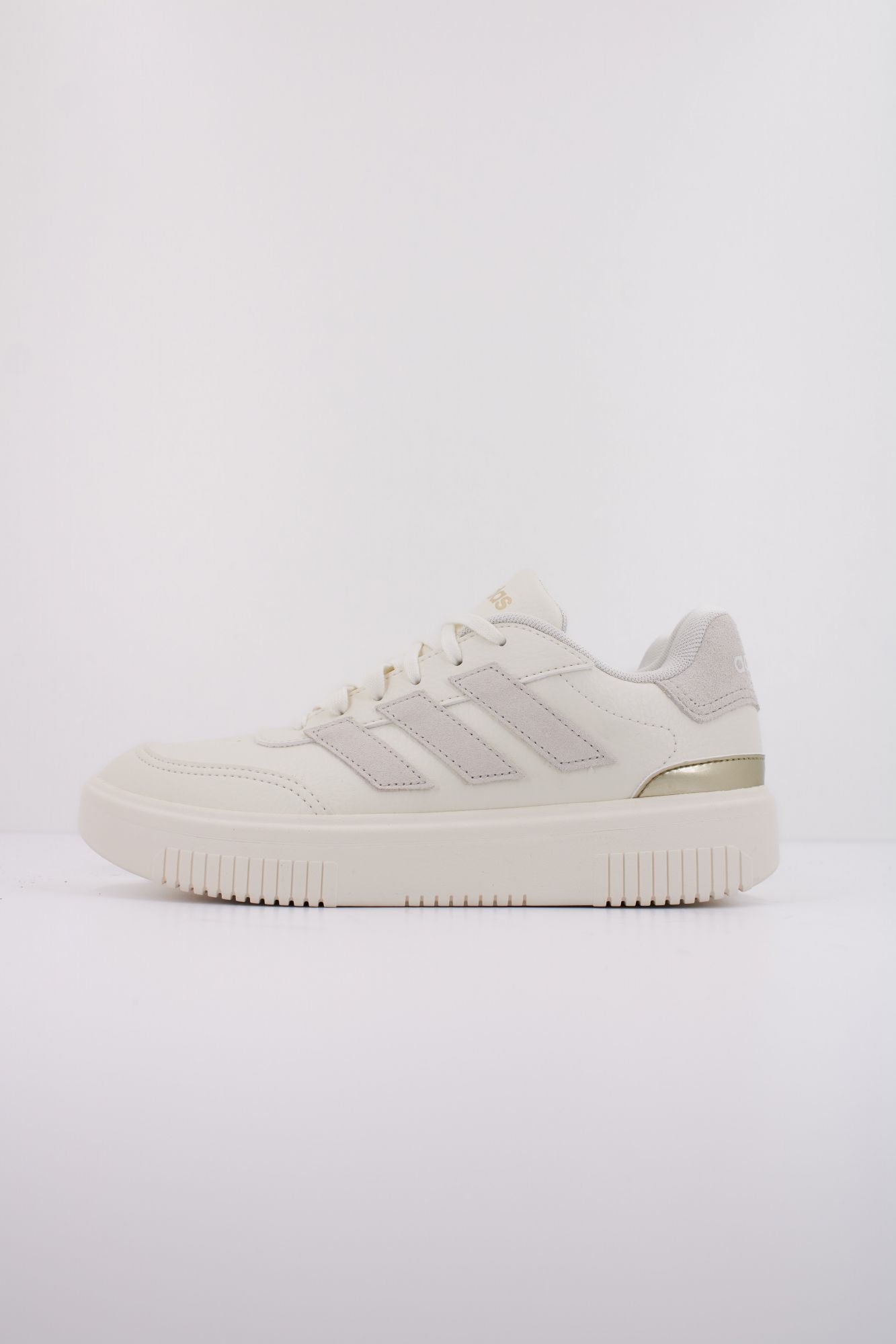 ADIDAS COURTBLOCK BOLD en color BEIS (1)