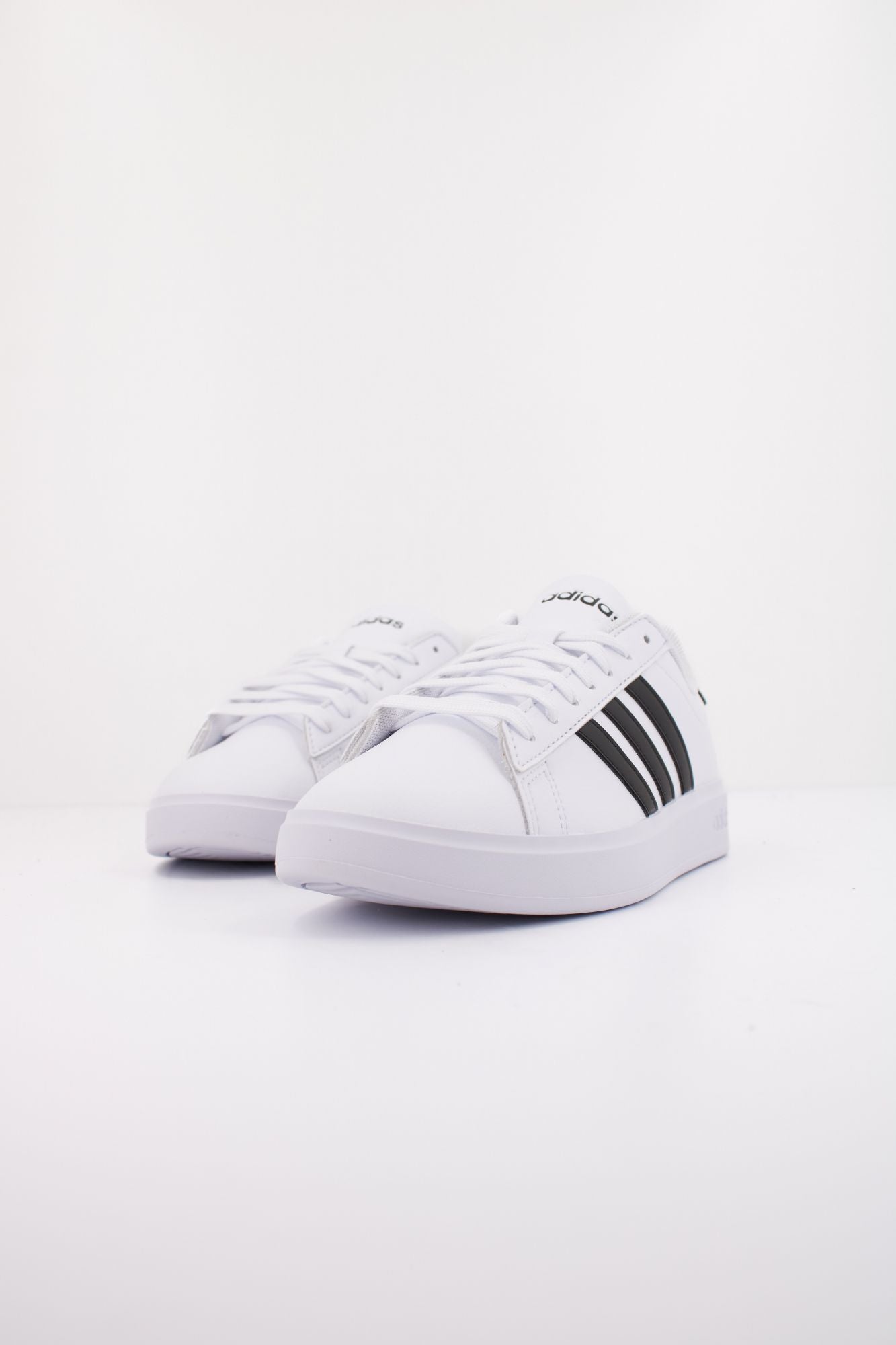 ADIDAS  GRAND COURT 2.0  en color BLANCO (2)