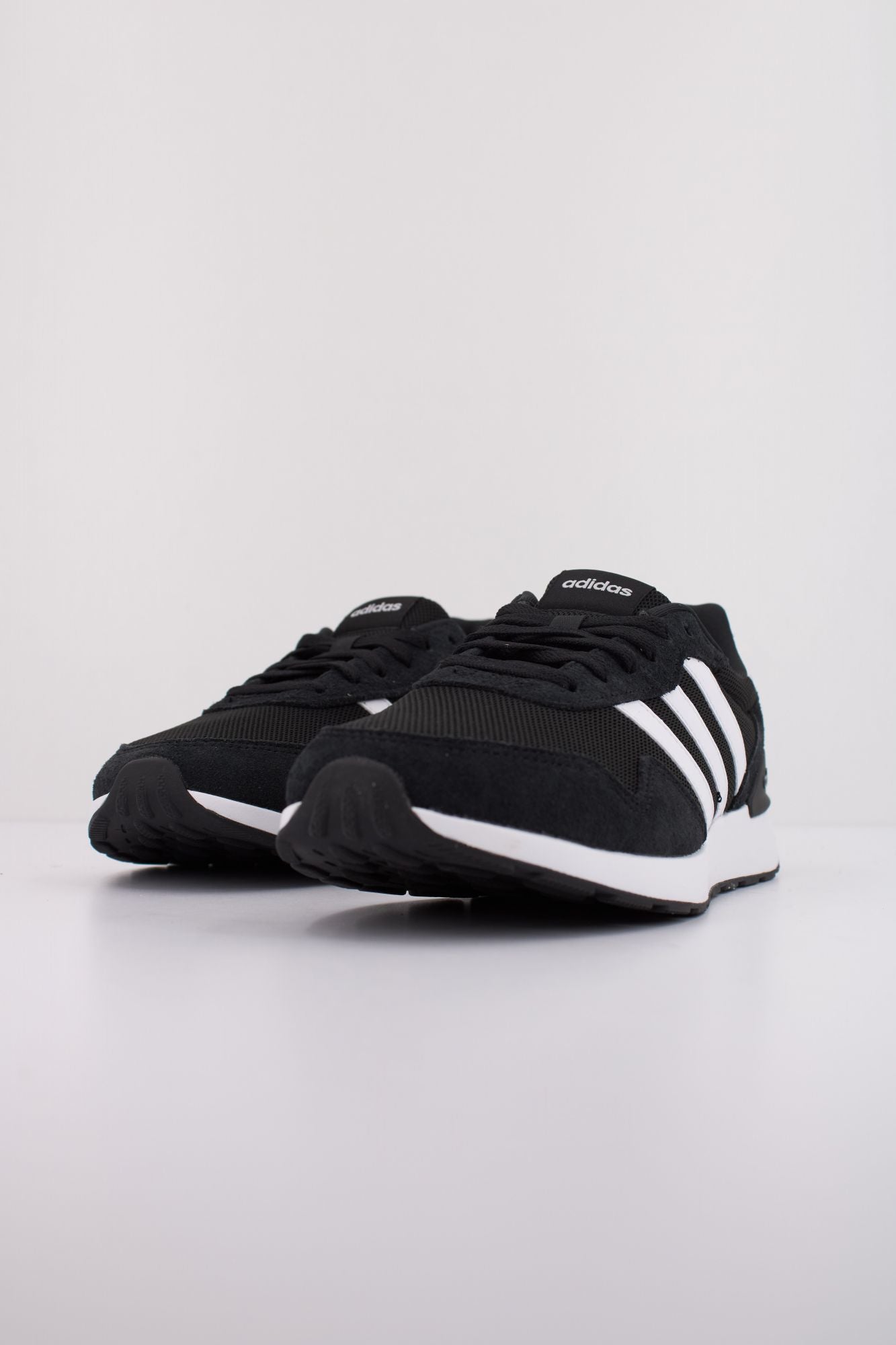 ADIDAS RUN 60s 4.0 en color NEGRO (2)