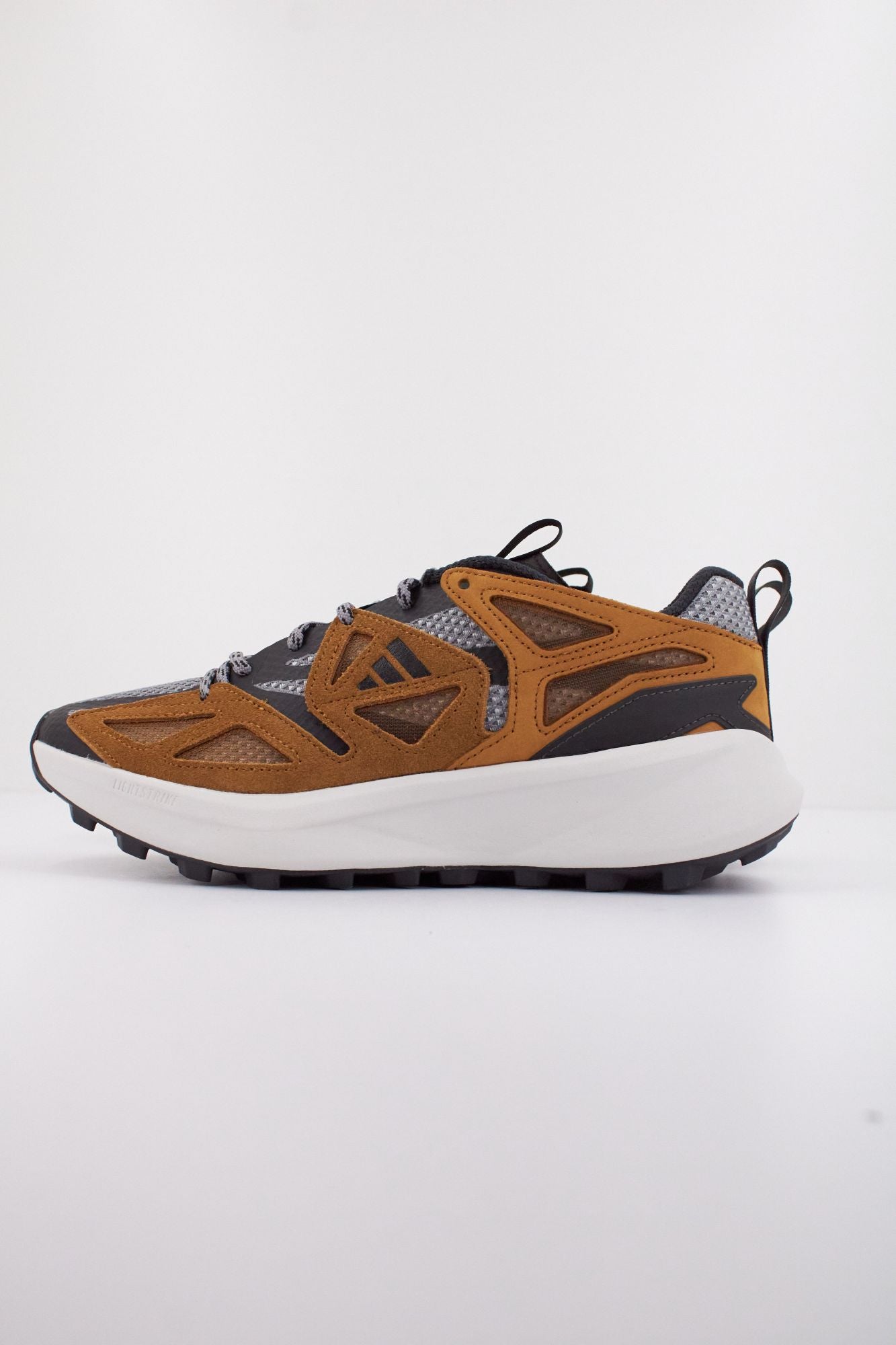 ADIDAS  KANTAI TRAIL  en color GRIS (1)