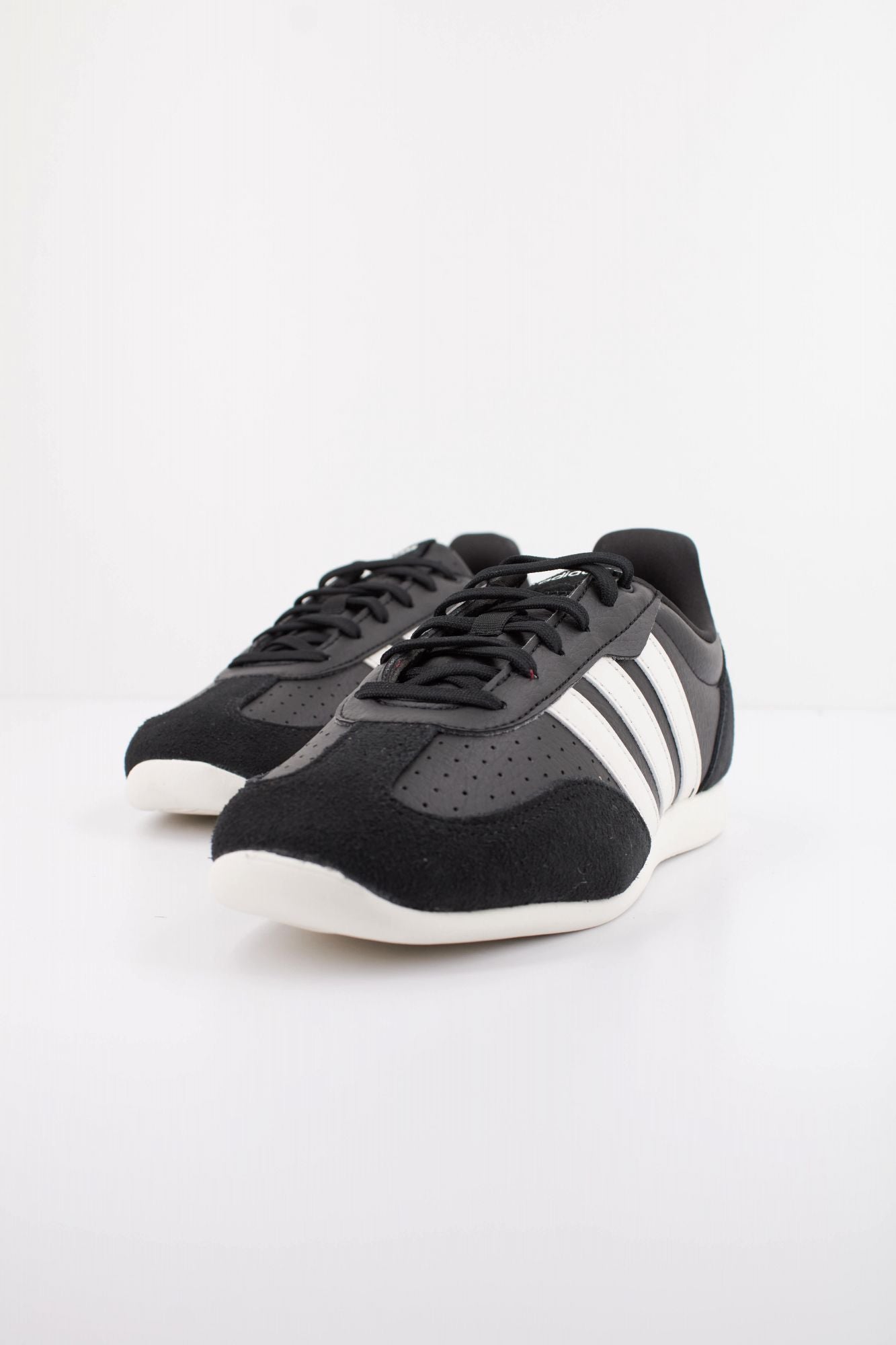 ADIDAS BARREDA LO en color NEGRO (2)