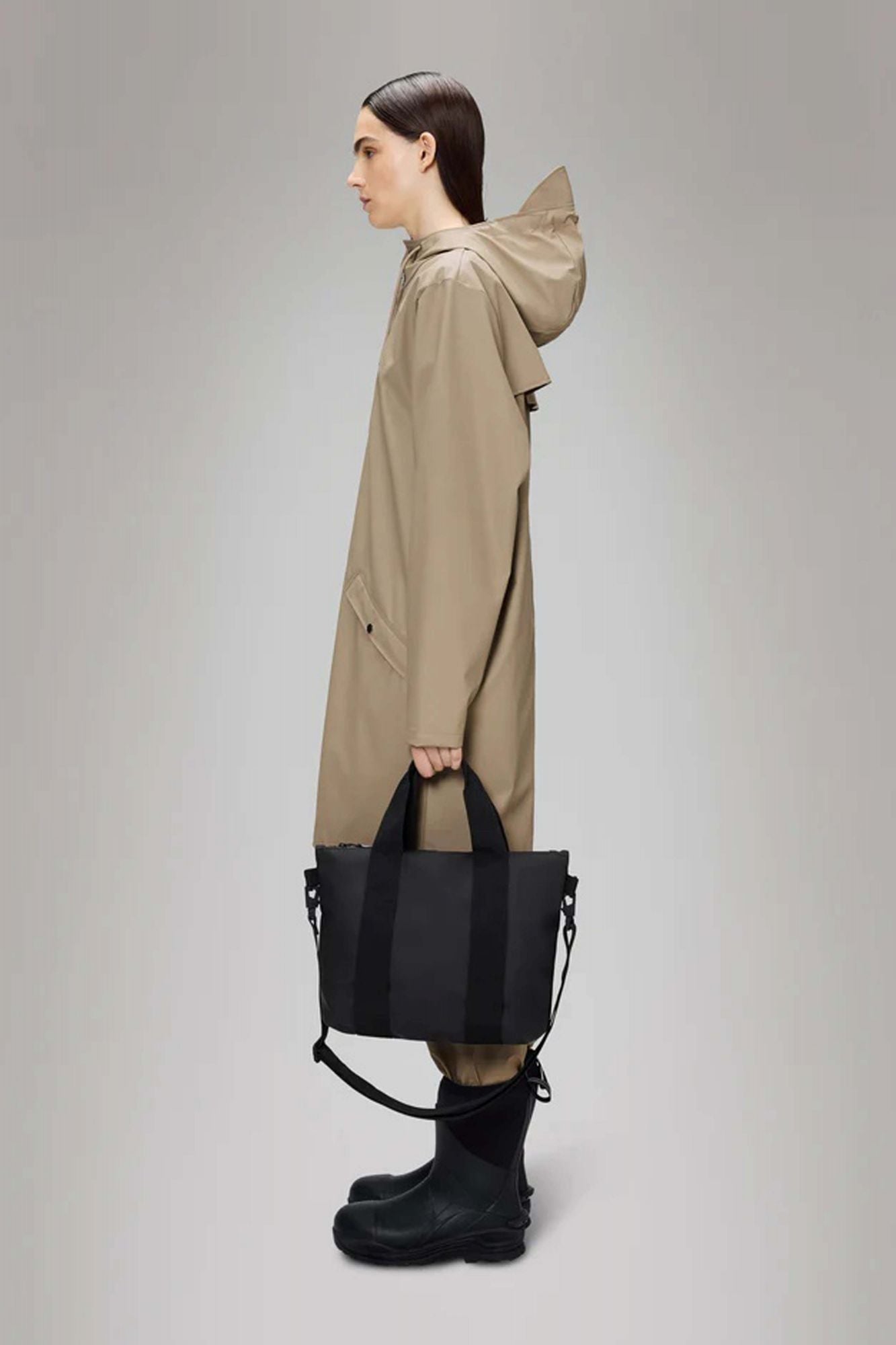 RAINS TOTE BAG MICRO en color NEGRO (3)