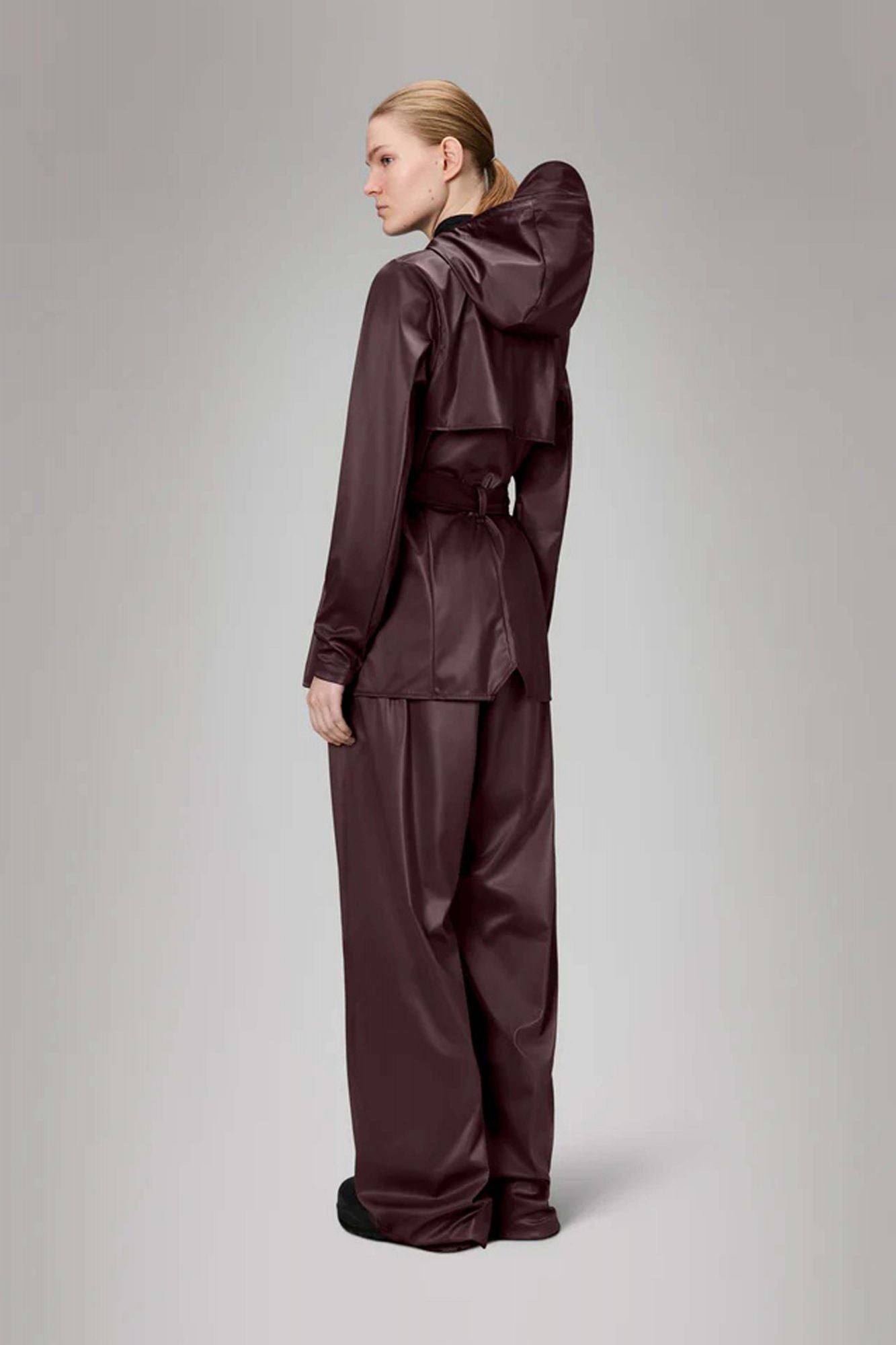 RAINS CURVE JACKET W3 en color BURDEOS (3)