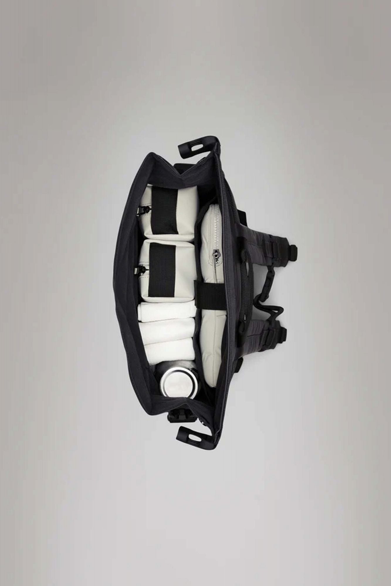 RAINS TRAIL ROLLTOP BACKPACK W3 en color NEGRO (2)