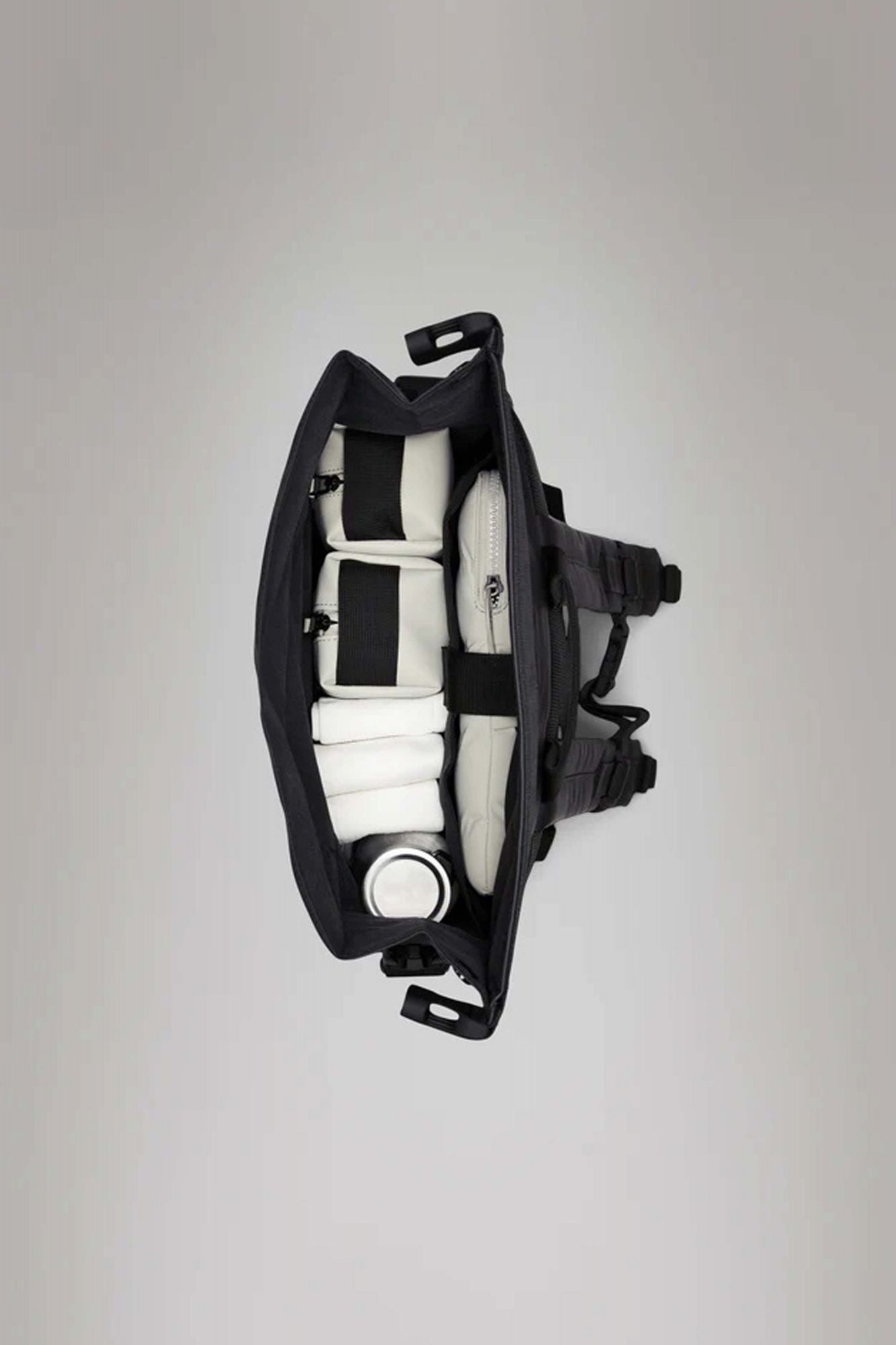 RAINS TRAIL ROLLTOP BACKPACK W3 en color BEIS (2)