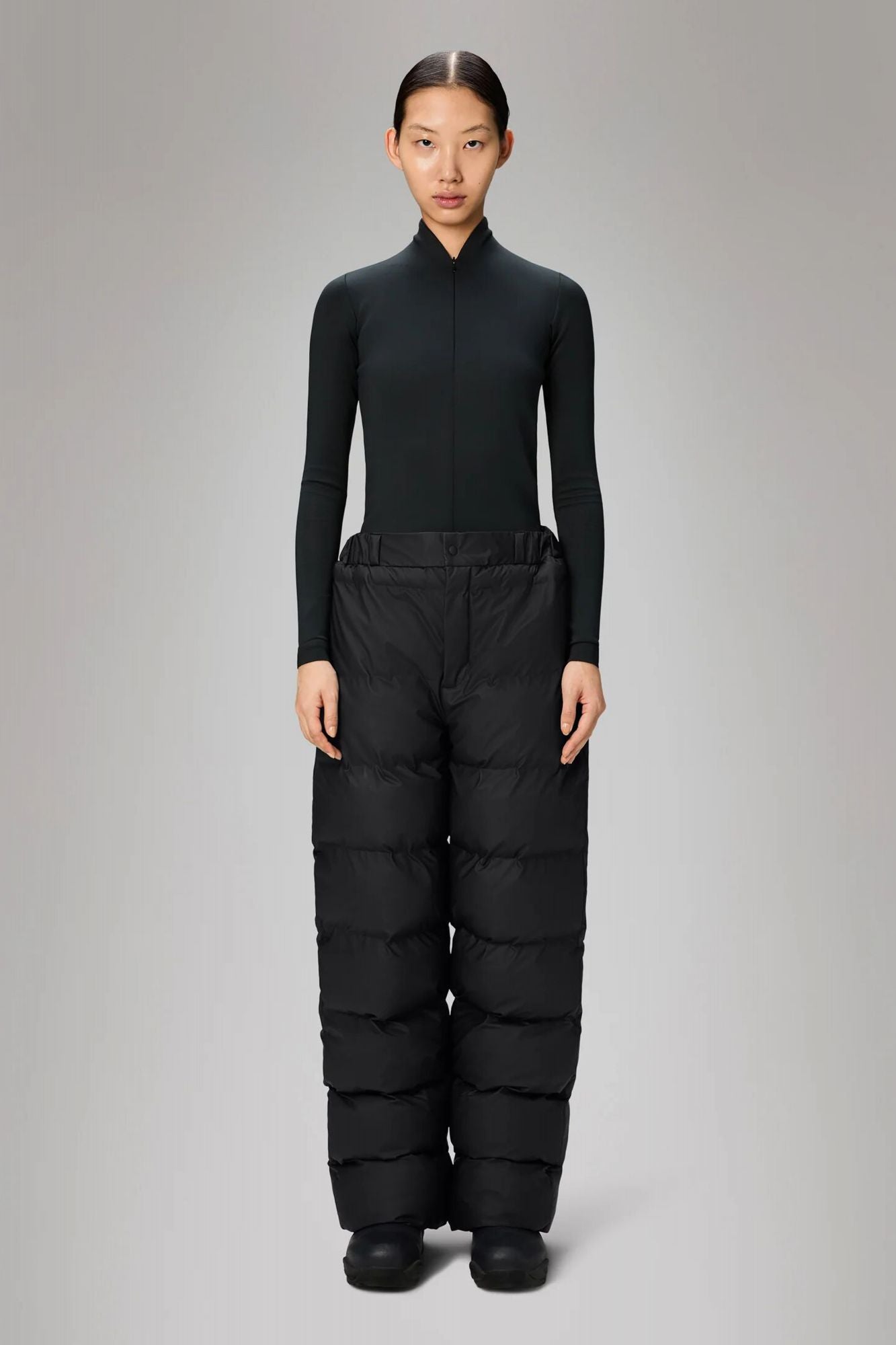 RAINS ALTA PUFFER PANTS REGULAR W3 en color NEGRO (1)