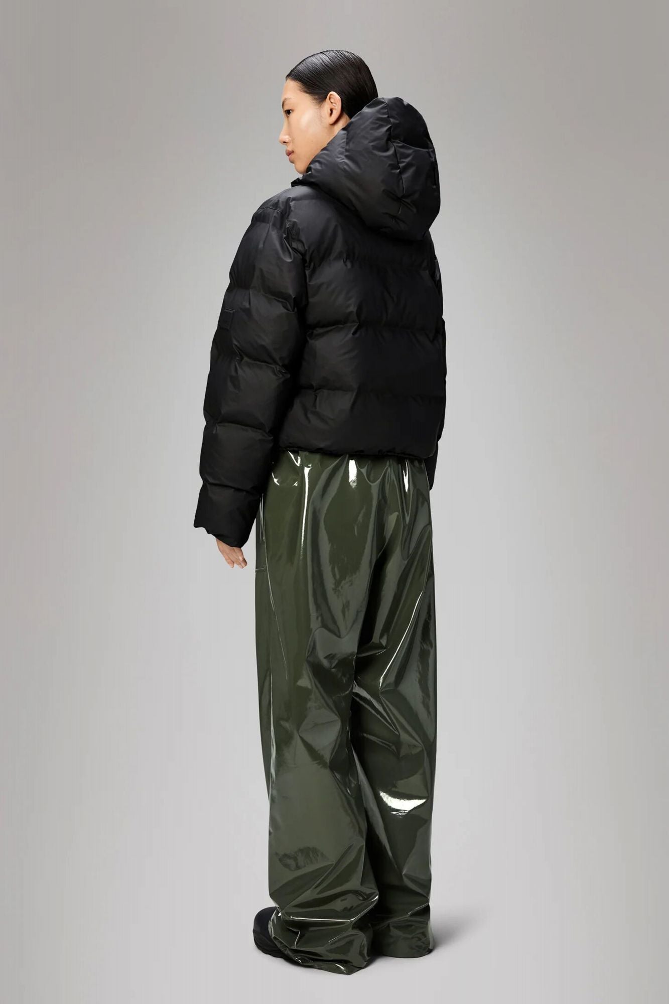 RAINS ALTA SHORT PUFFER JACKET W3T en color NEGRO (3)