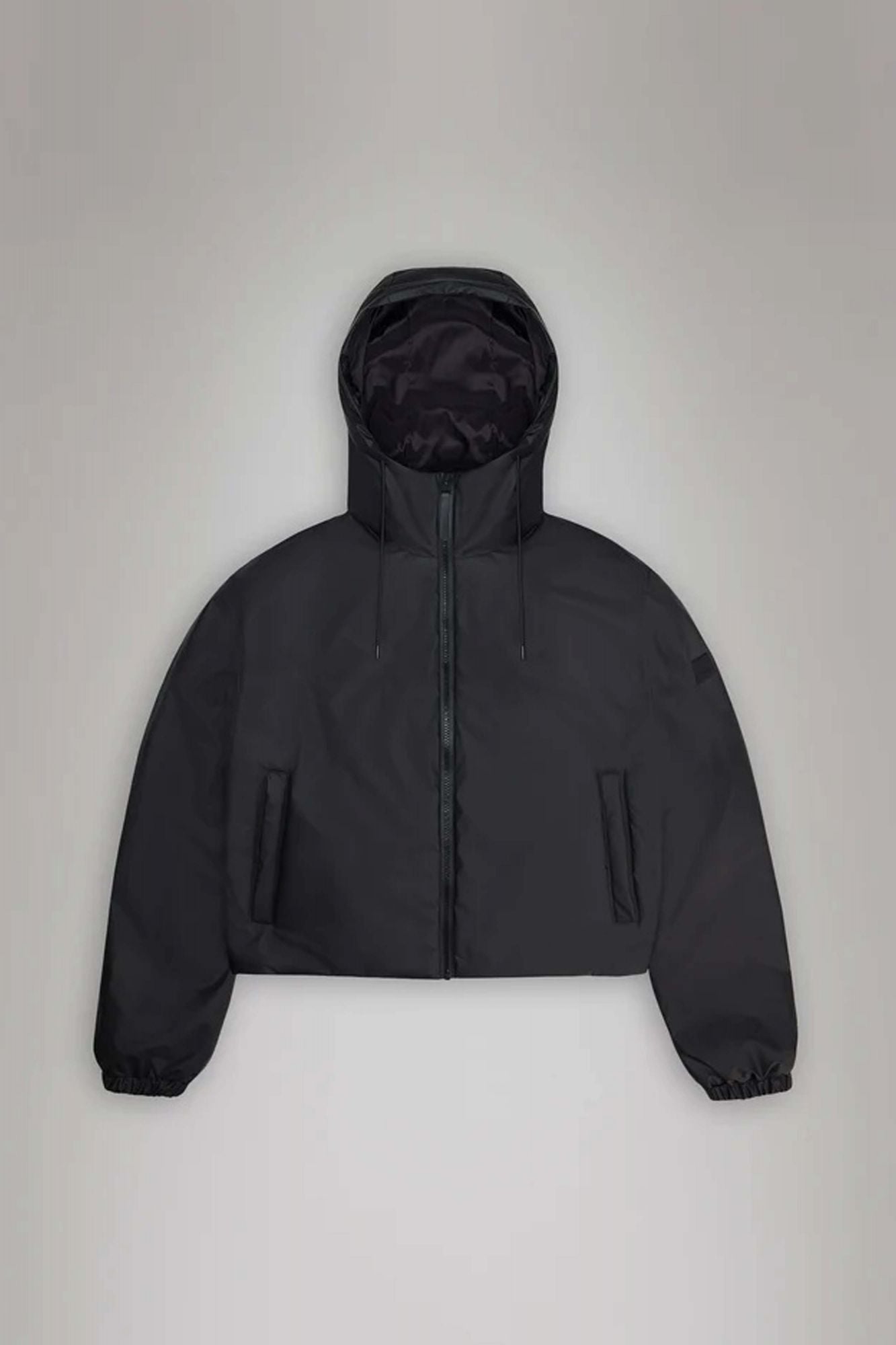 RAINS LOHJA SHORT INSULATED JACKET en color NEGRO (2)