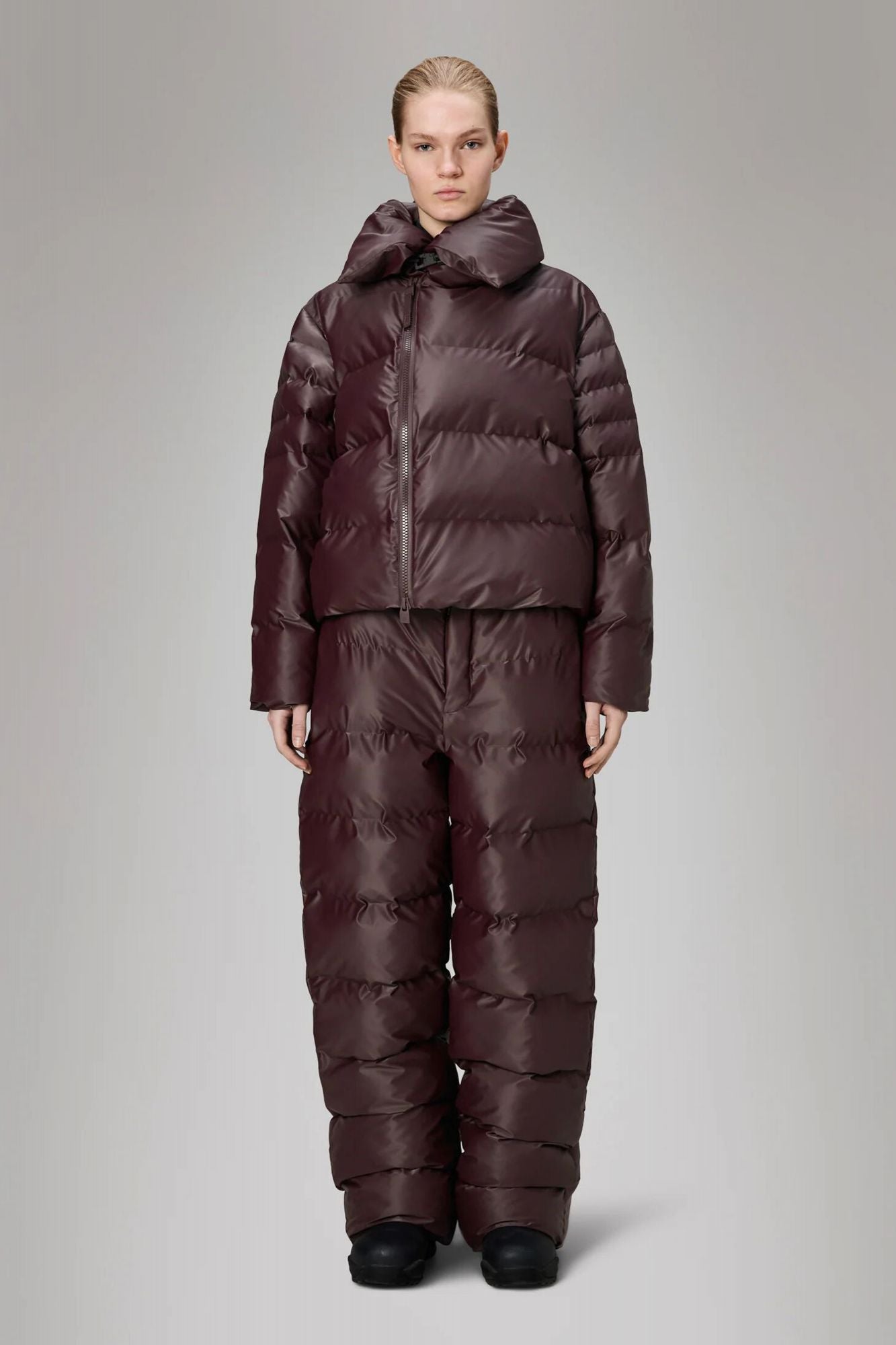 RAINS ALTA VISION SHORT PUFFER JACKET en color BURDEOS (4)