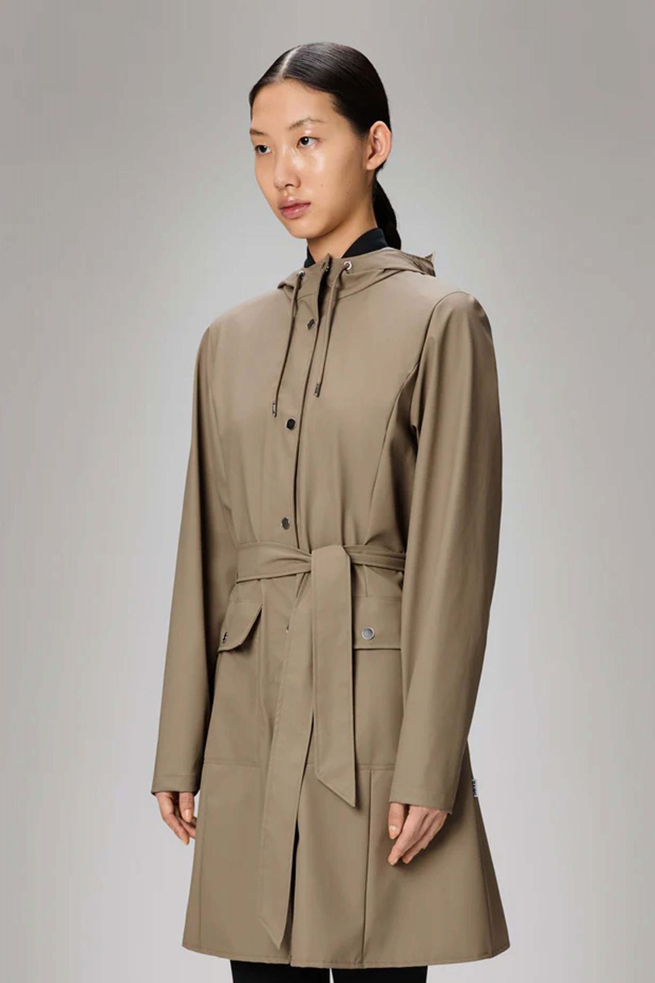 RAINS CURVE LONG JACKET W3 en color BEIS (1)