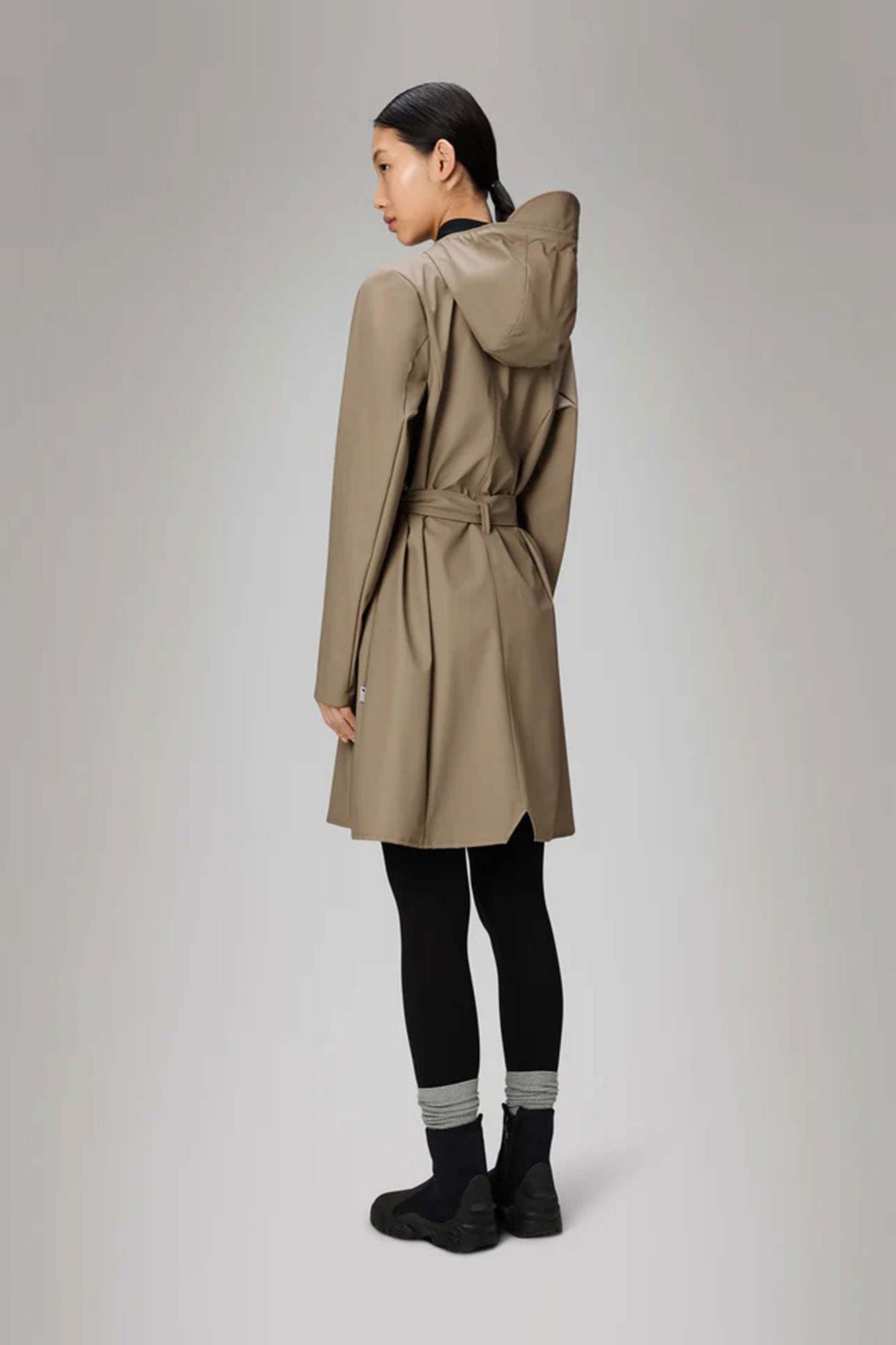 RAINS CURVE LONG JACKET W3 en color BEIS (3)