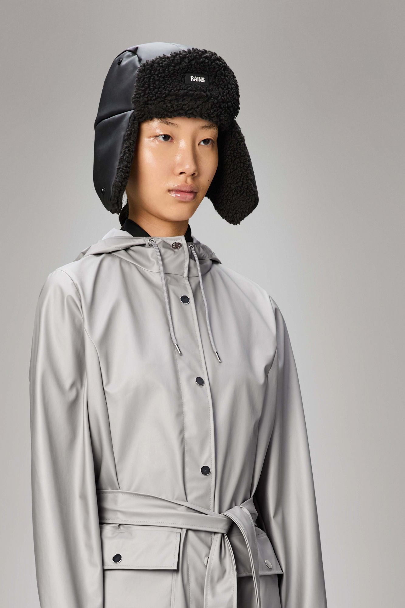 RAINS  FLEECE TRAPPER HAT W2T3  en color NEGRO (4)