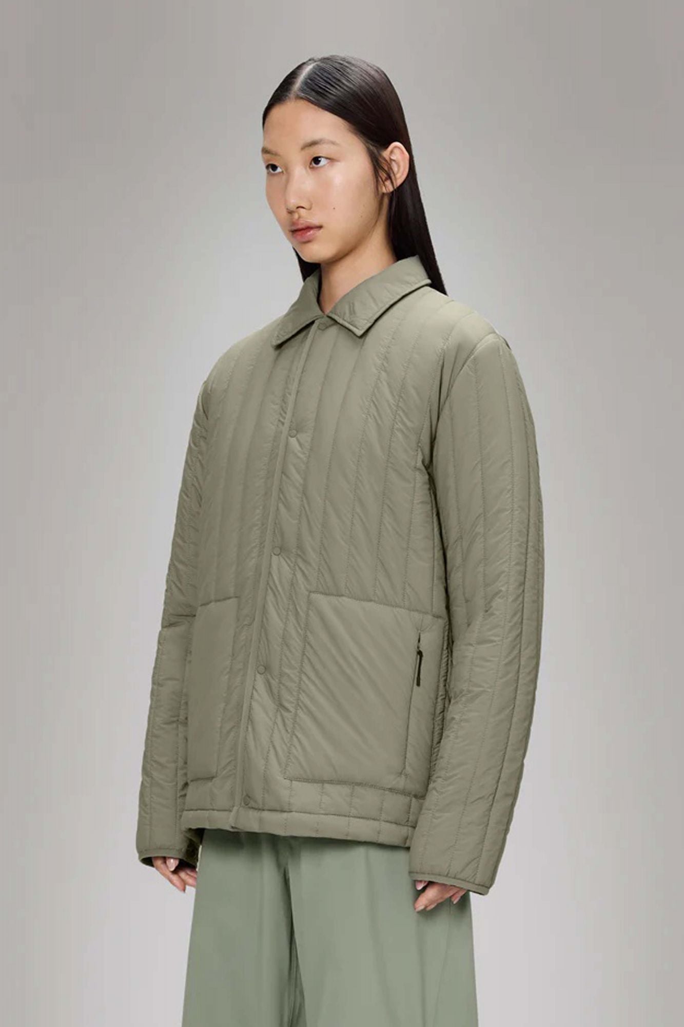 RAINS BANJA LINER OVERSHIRT T1 en color BEIS (1)