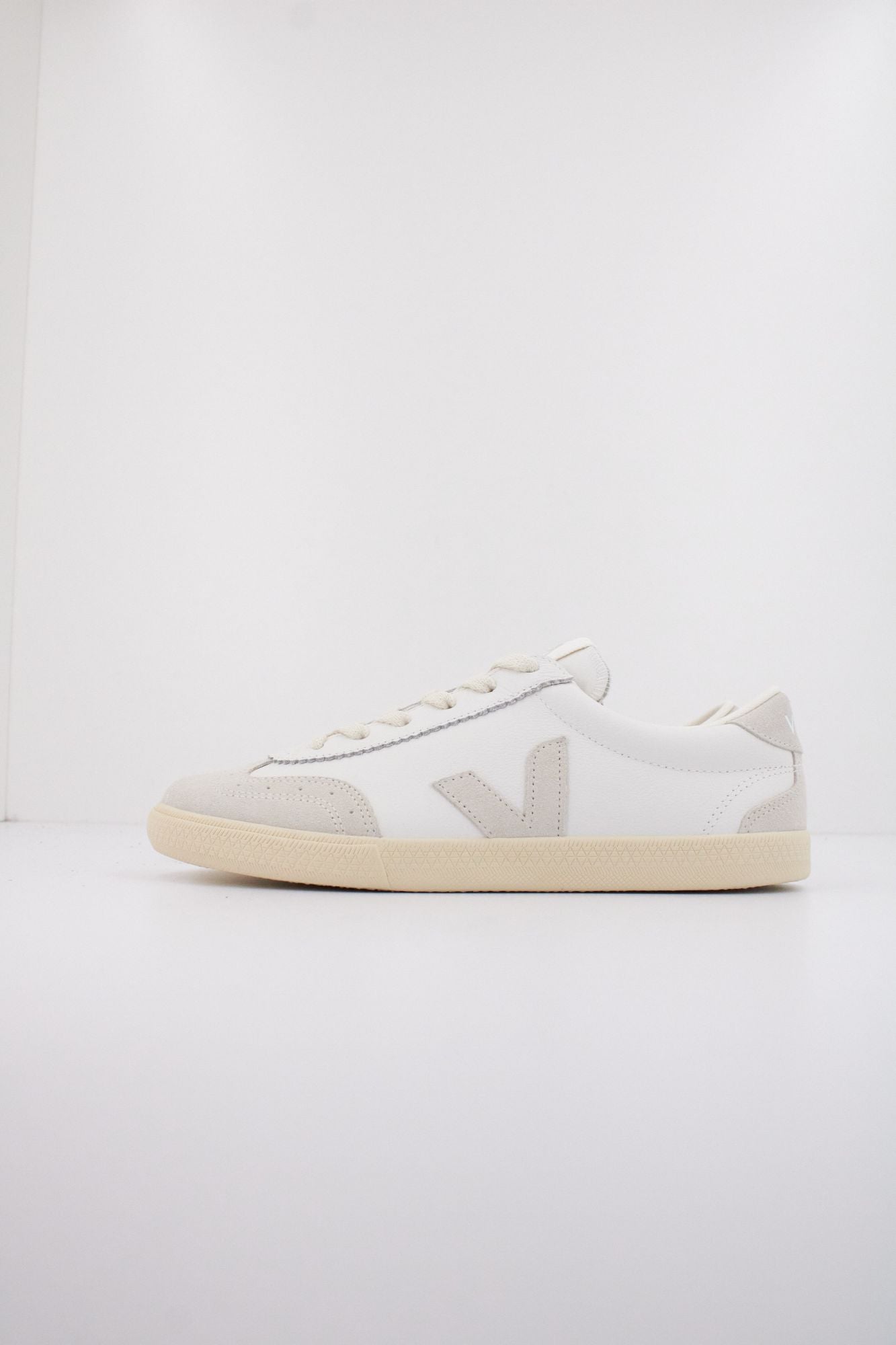 VEJA VOLLEY OT en color BLANCO (1)